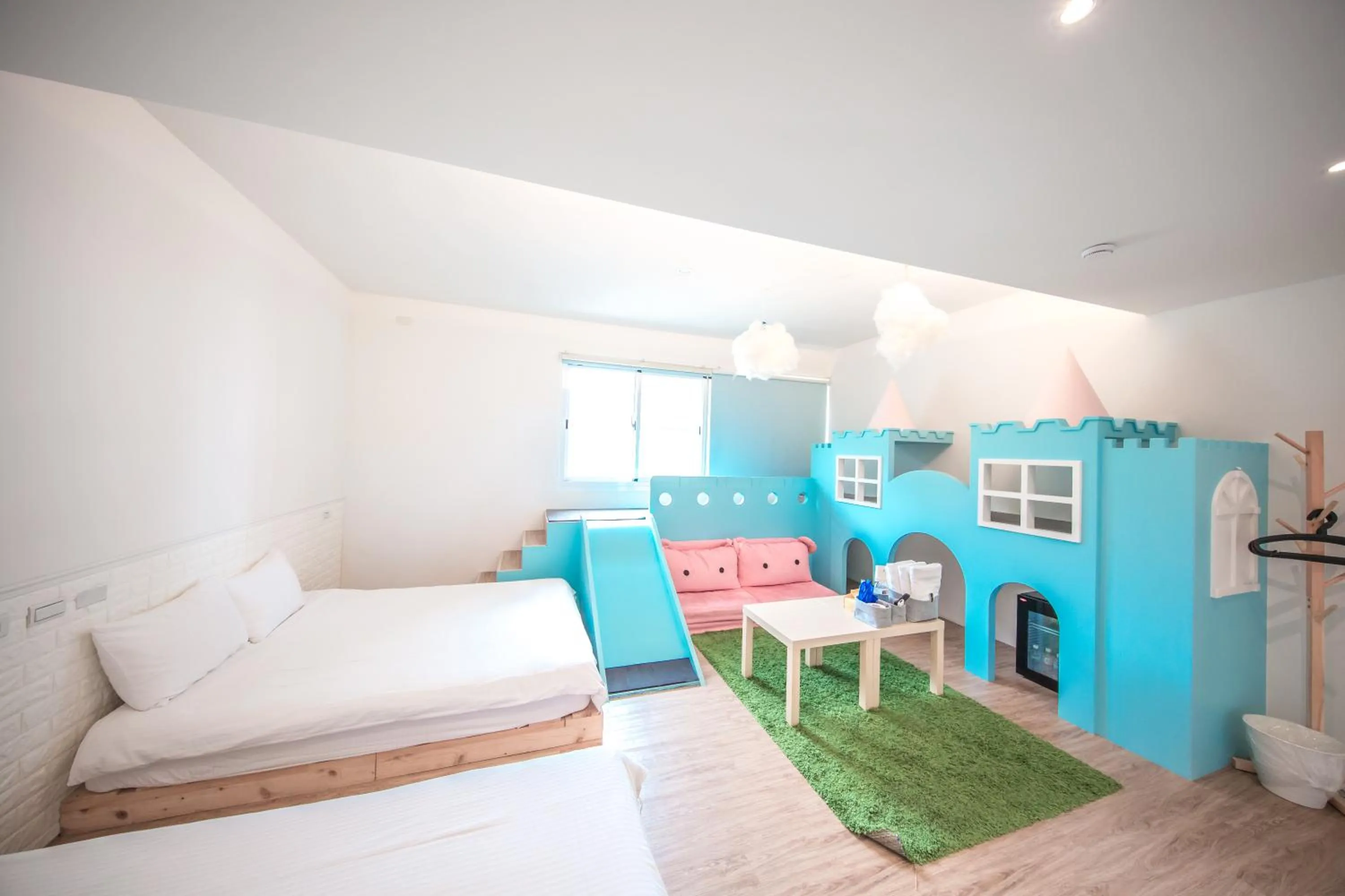 Photo of the whole room, Bed in Urban