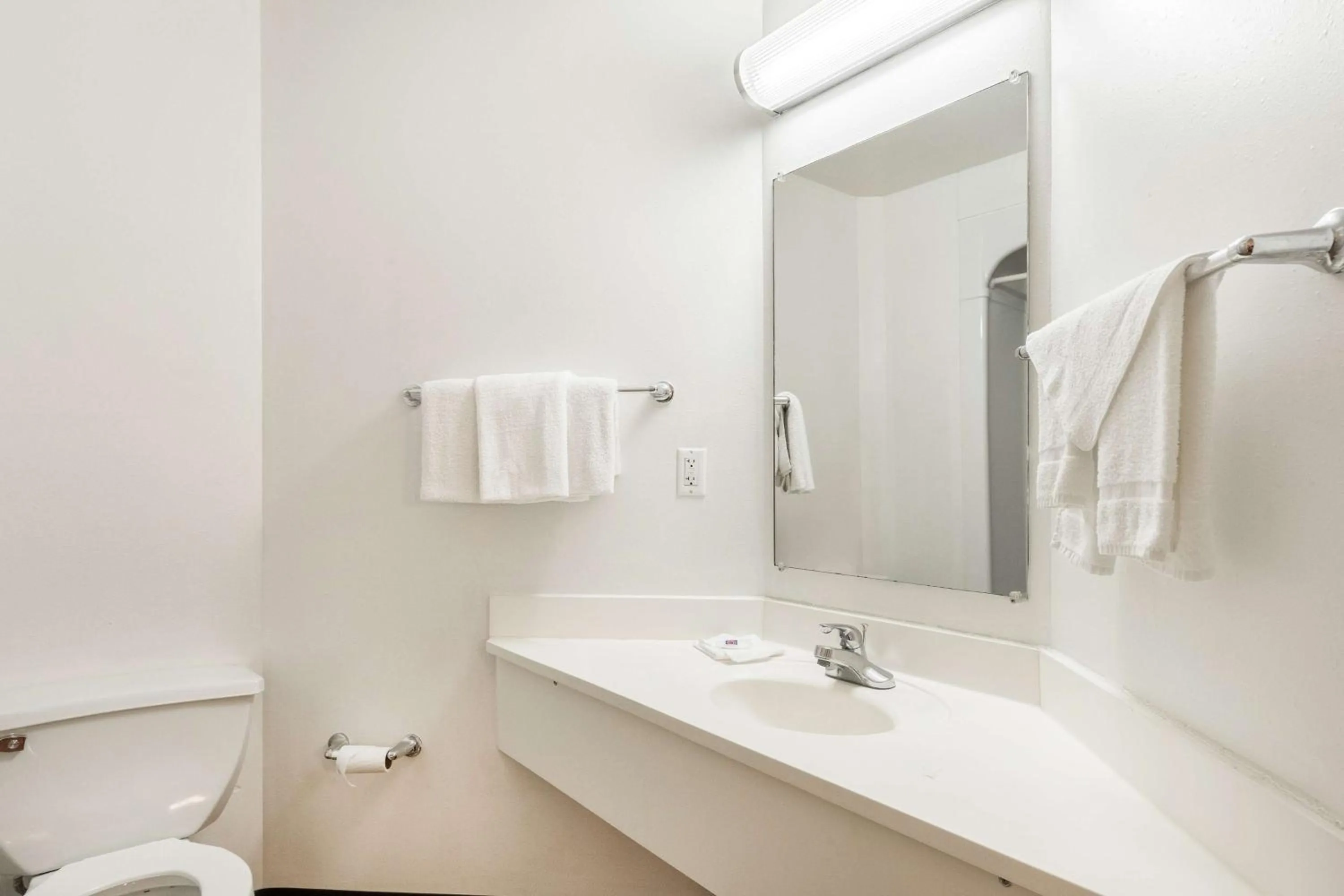 Bathroom in Motel 6-Newport, TN