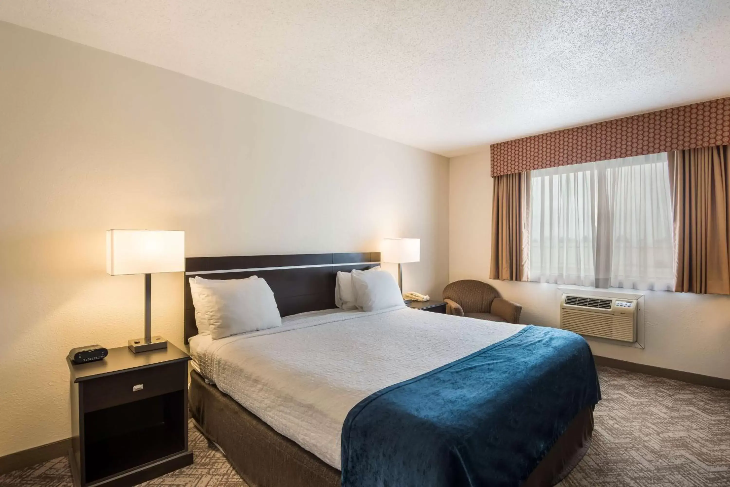 Bedroom, Bed in Best Western Mount Pleasant Inn