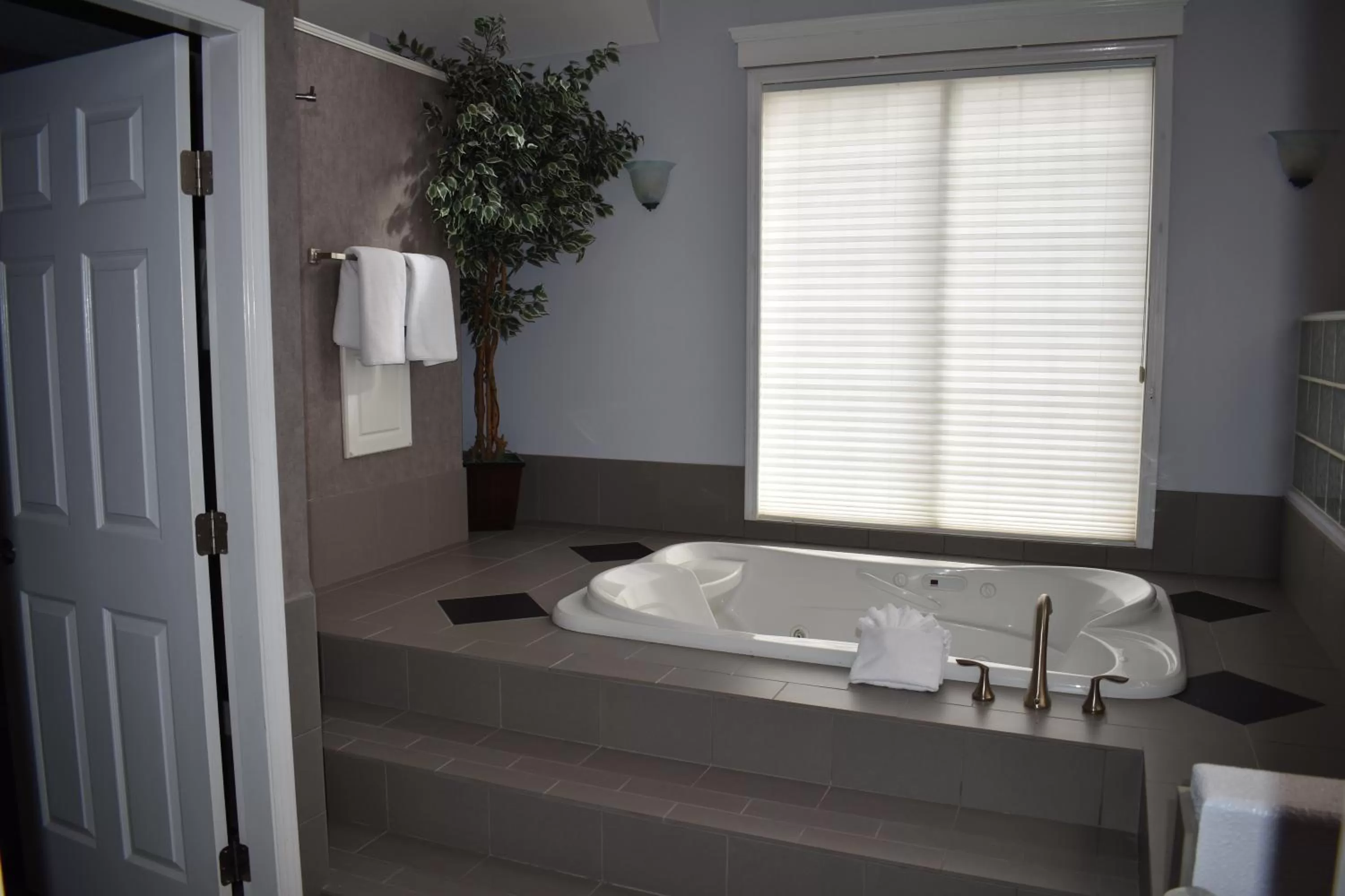 Honeymoon King Suite with One King Bed in Best Western Inn at Penticton