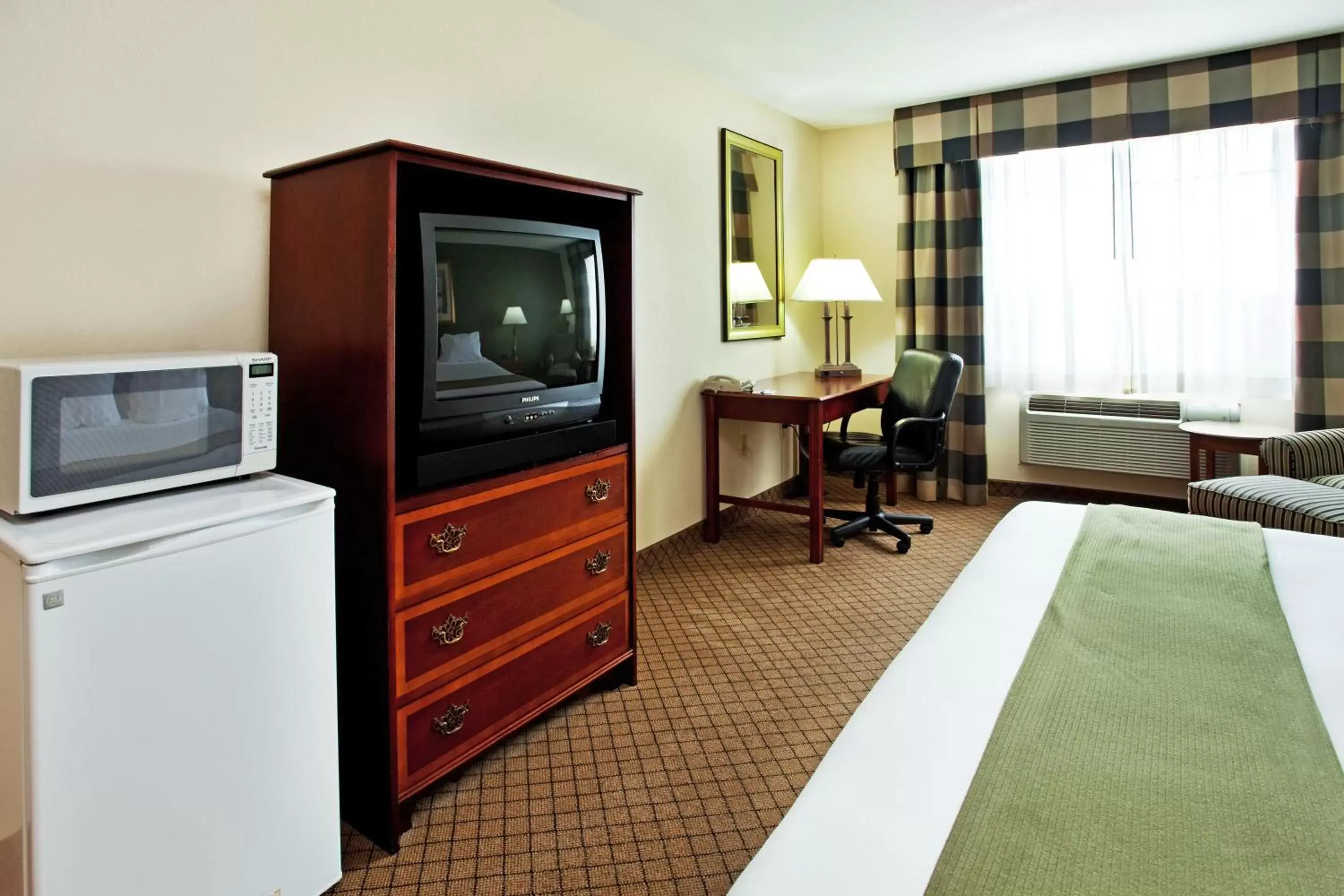 Photo of the whole room, TV/Entertainment Center in Holiday Inn Express Harvey-Marrero, an IHG Hotel