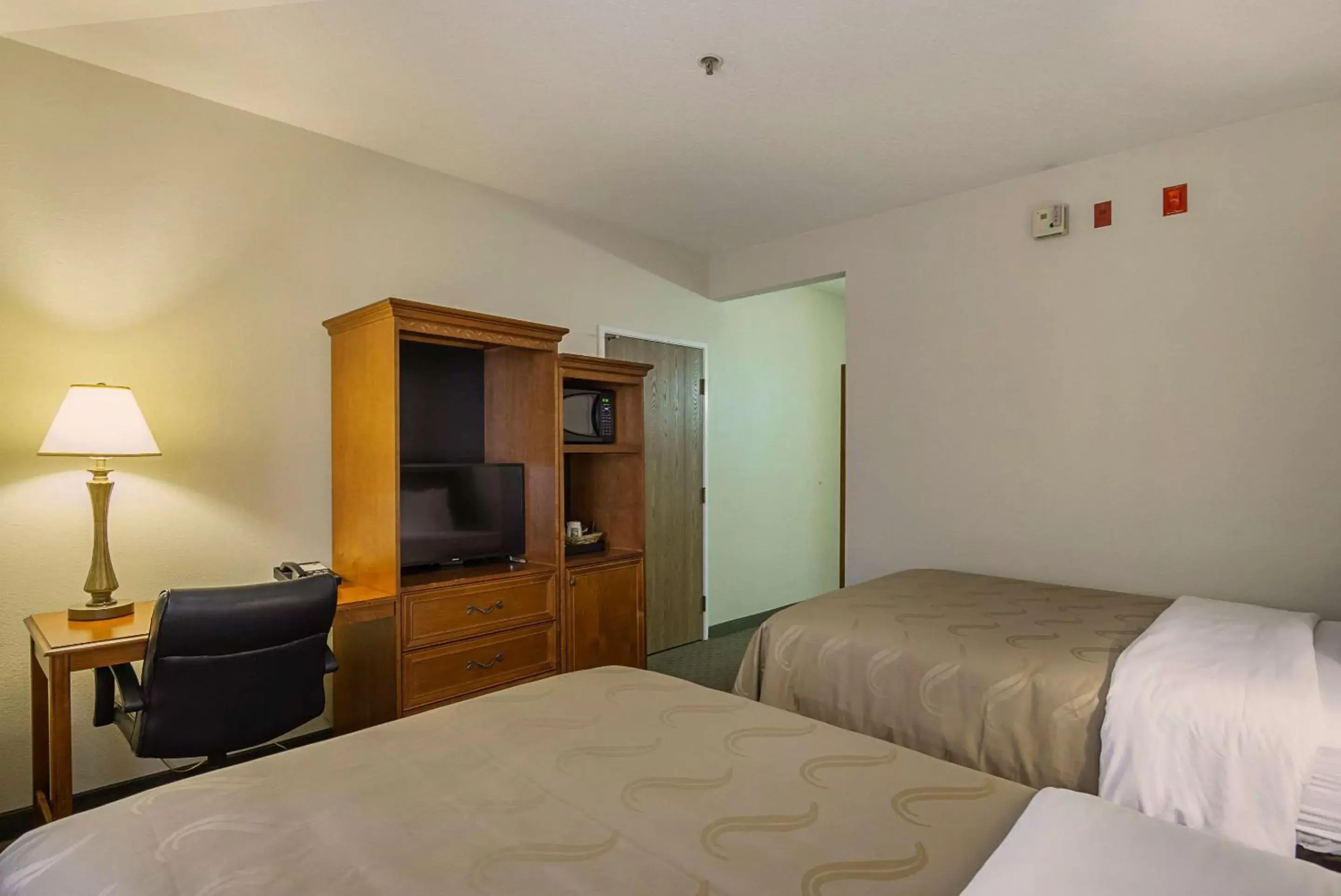 Photo of the whole room, Bed in Quality Inn Fresno Airport
