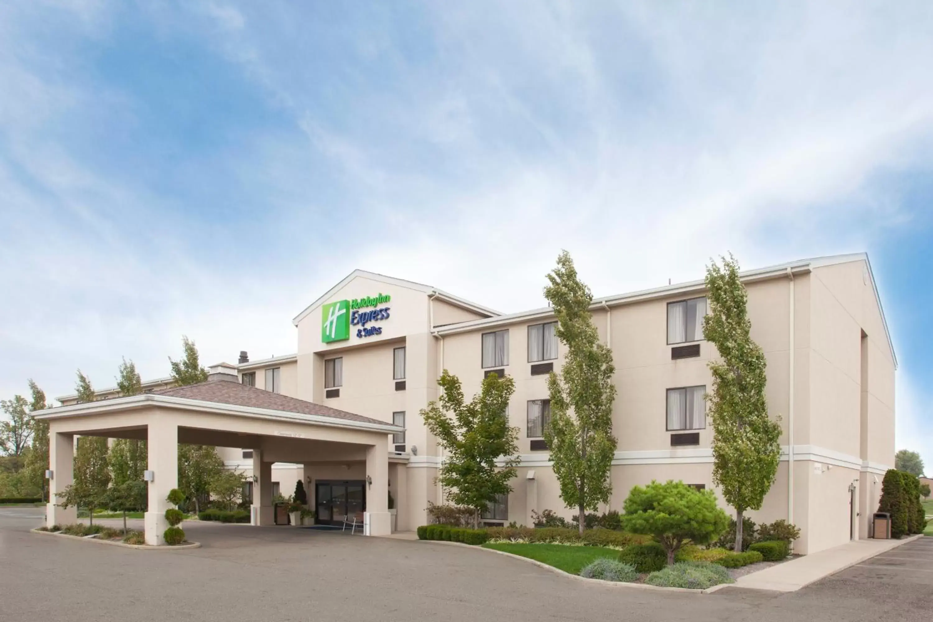 Property Building in Holiday Inn Express & Suites Alliance, an IHG Hotel