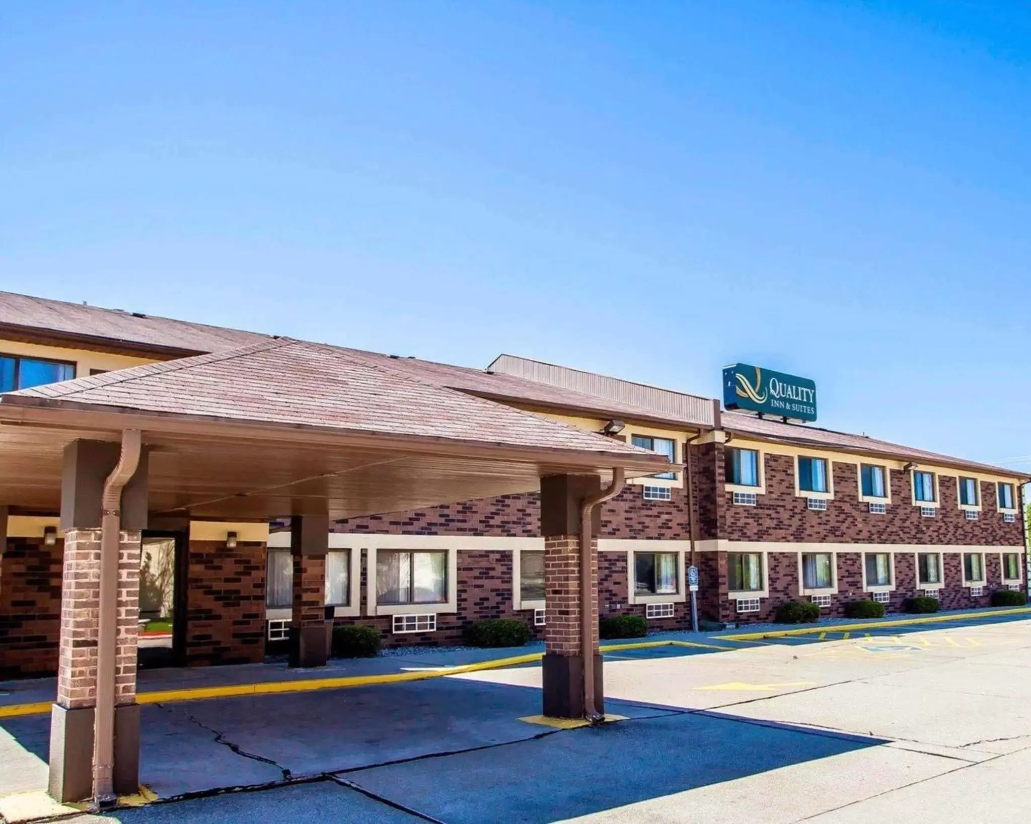 Property Building in Quality Inn & Suites Champaign