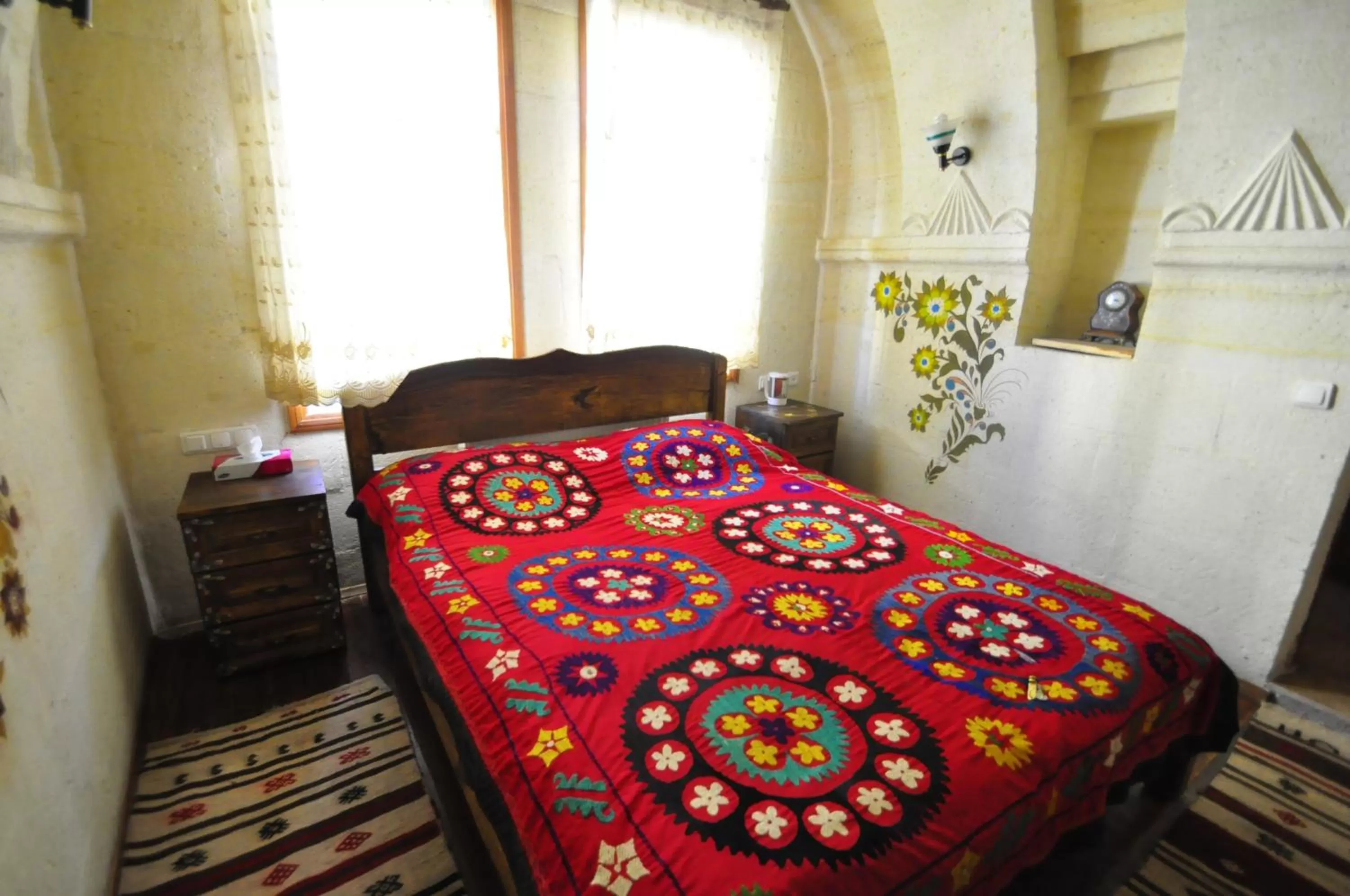 Photo of the whole room, Bed in Kismet Cave House