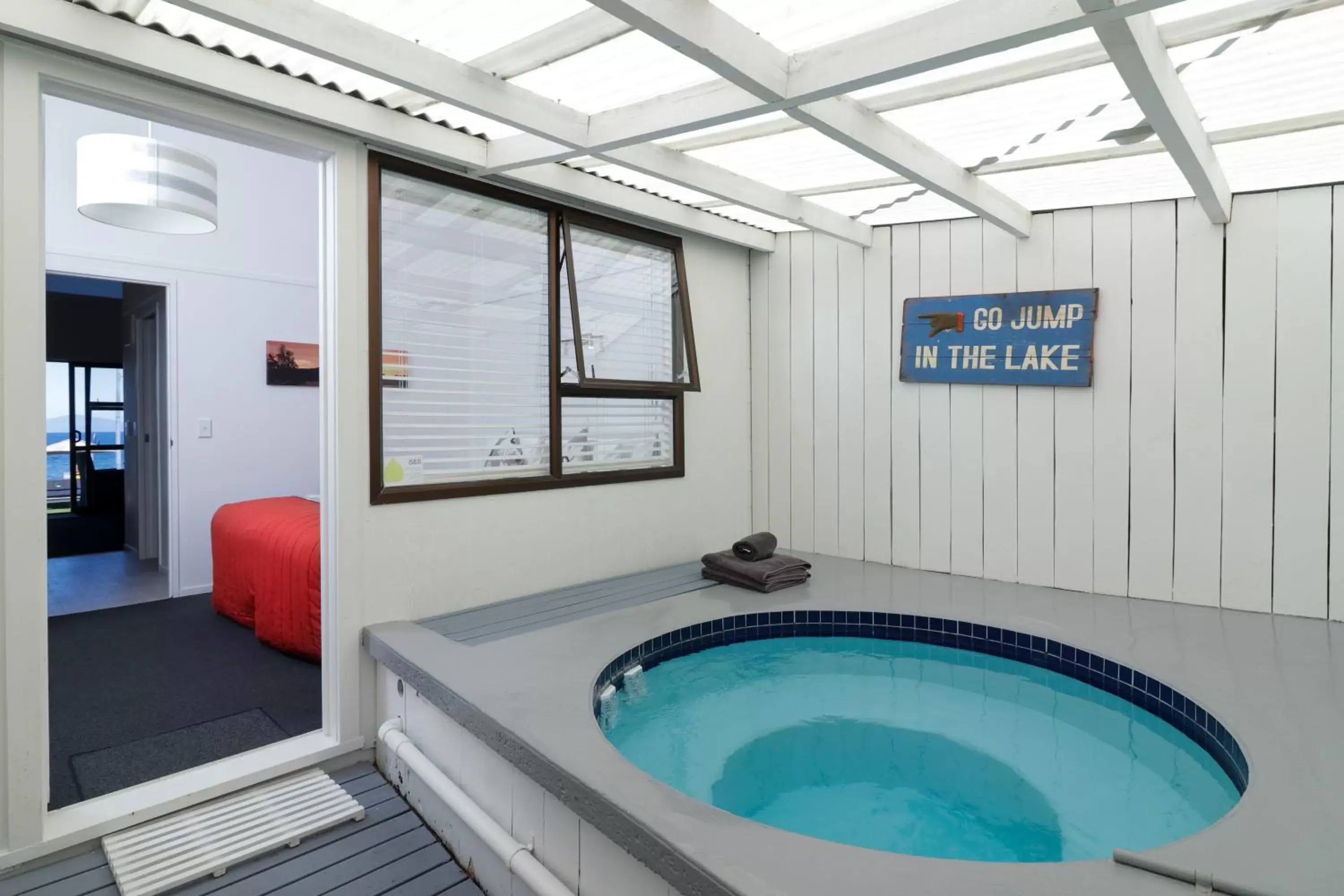 Hot Tub in Gables Lakefront Motel