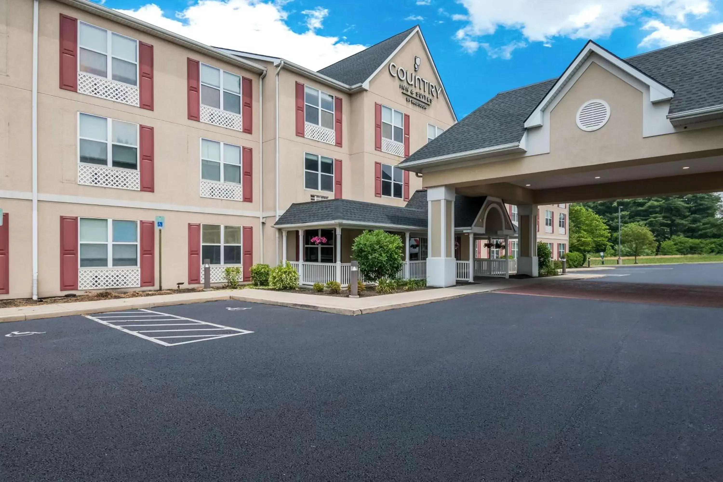 Property Building in Country Inn & Suites by Radisson, Harrisburg Northeast (Hershey), PA