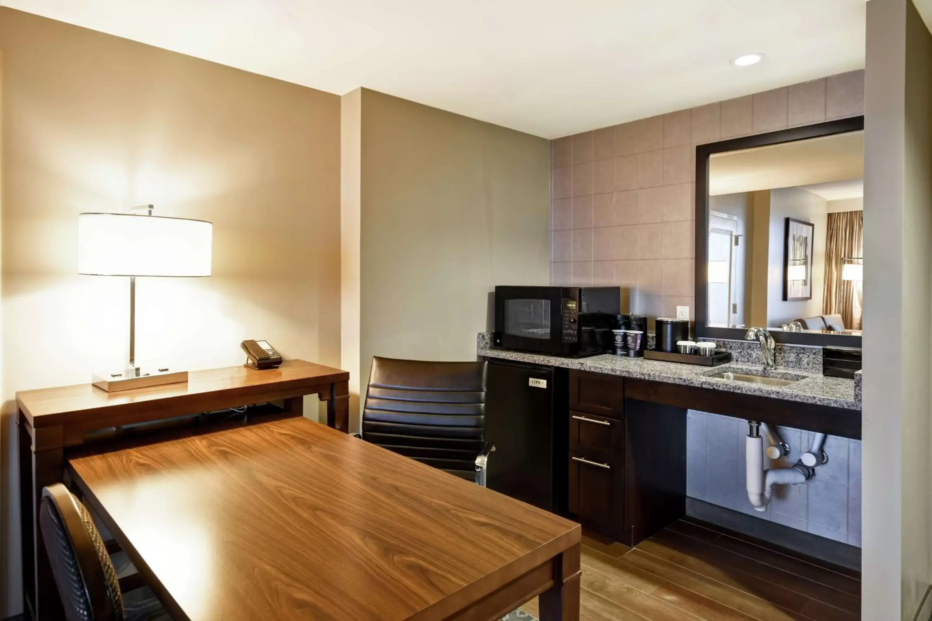 Bedroom, Kitchen/Kitchenette in Embassy Suites Springfield