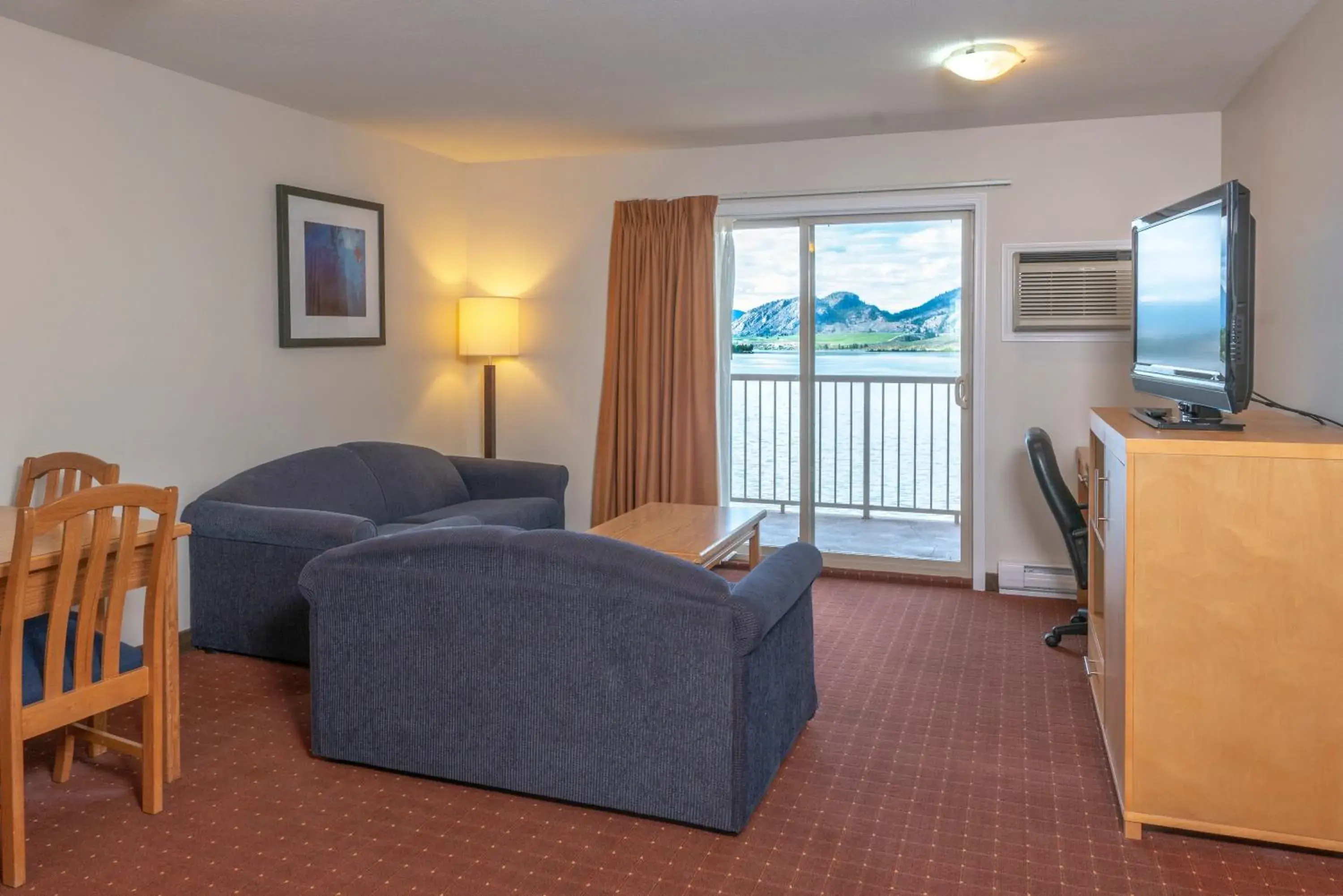 Bedroom, Seating Area in Coast Osoyoos Beach Hotel