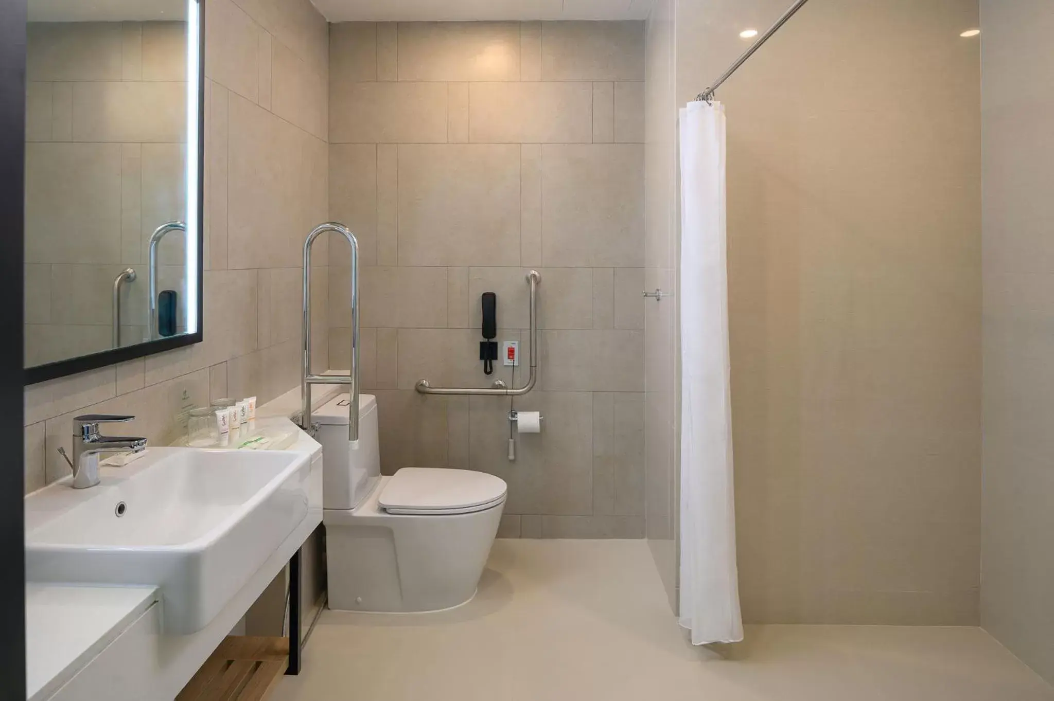 Shower, Bathroom in Holiday Inn & Suites Siracha Laemchabang, an IHG Hotel