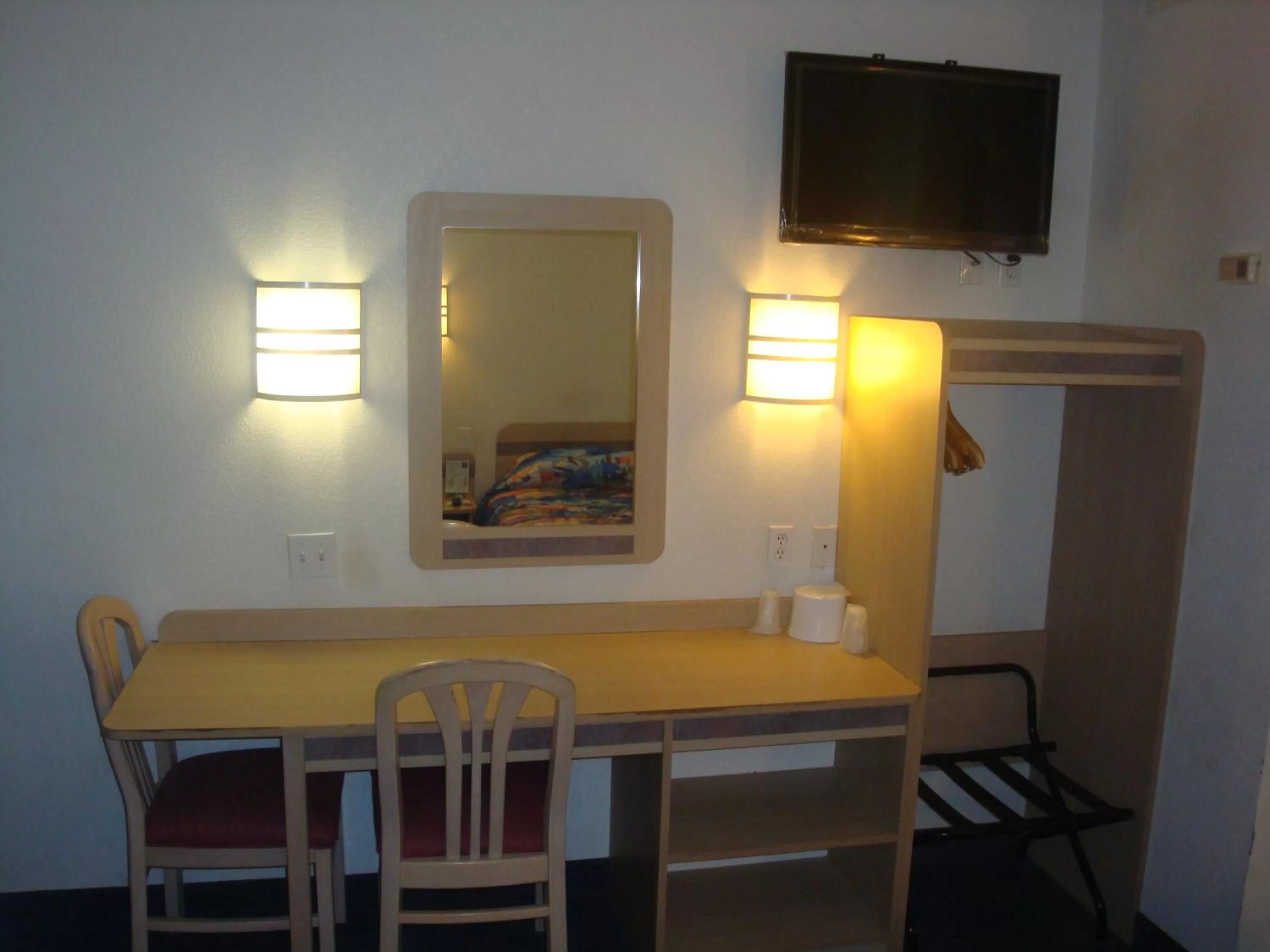 Photo of the whole room in Lakeside Inn Lake Havasu City