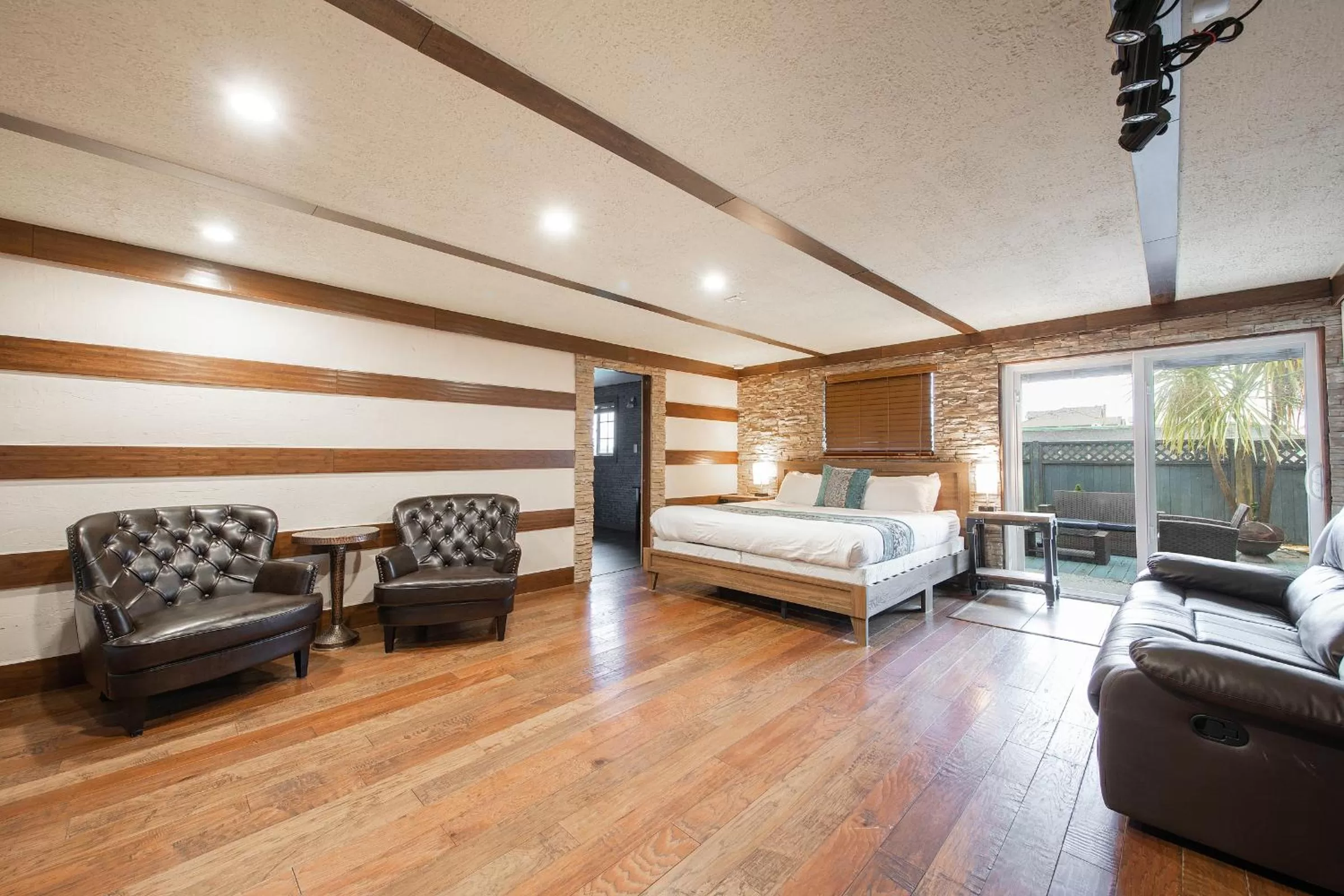 Bedroom, Bed in Wanderlust Inn