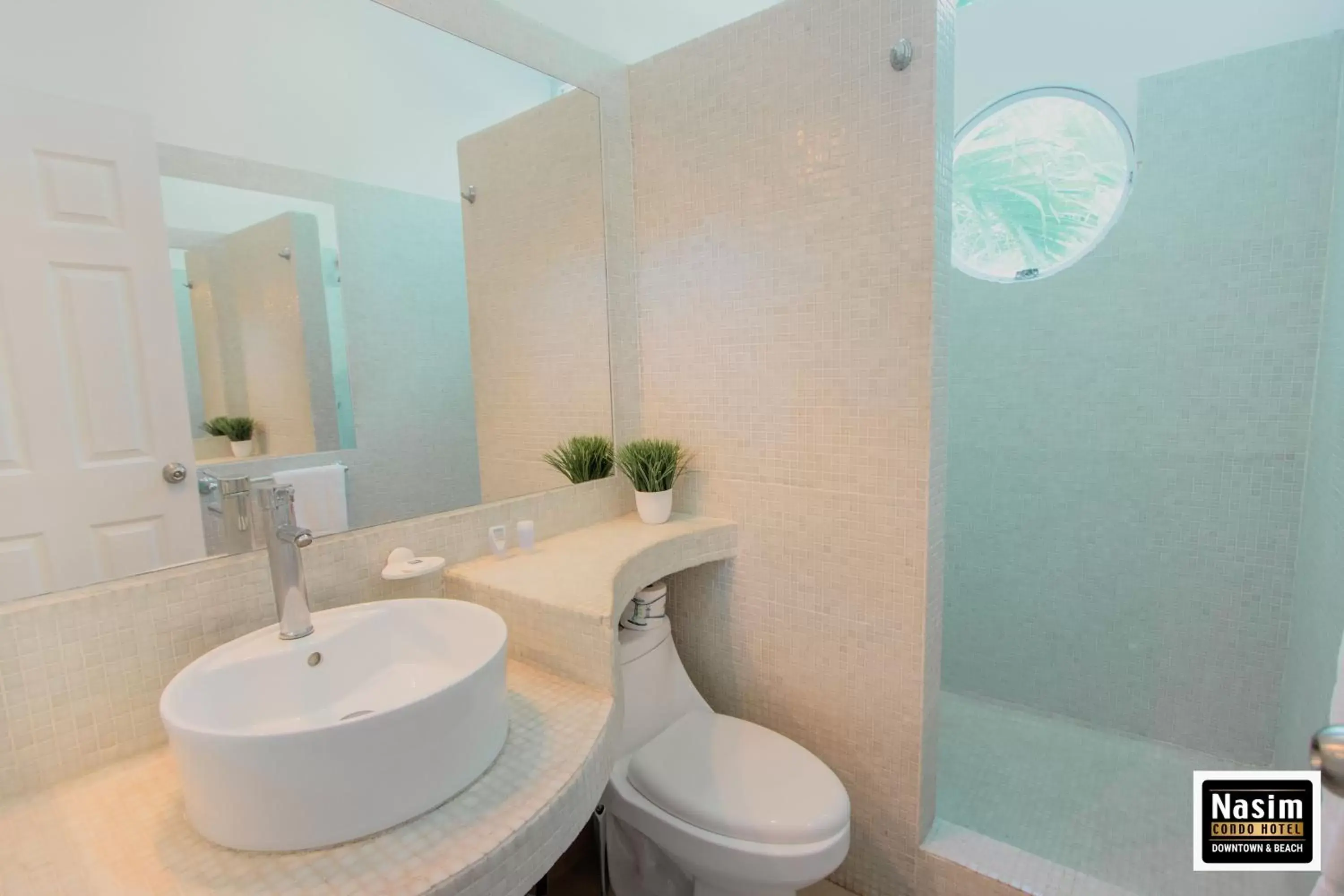 Bathroom in Nasim Condo Hotel con acceso BEACH CLUB GRATIS, metros 5th AVENIDA