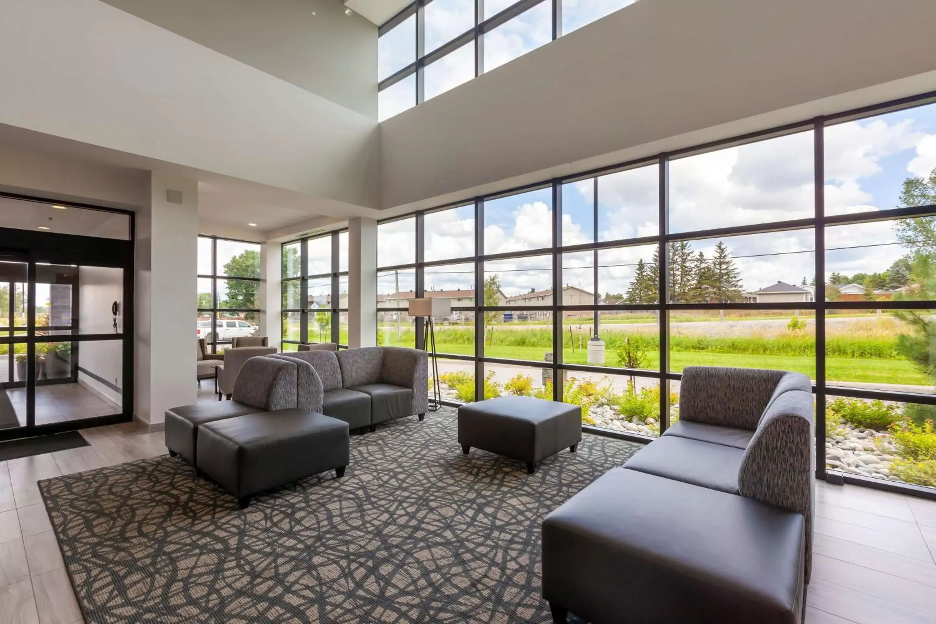 Lobby or reception, Seating Area in Best Western Premier Northwood Hotel