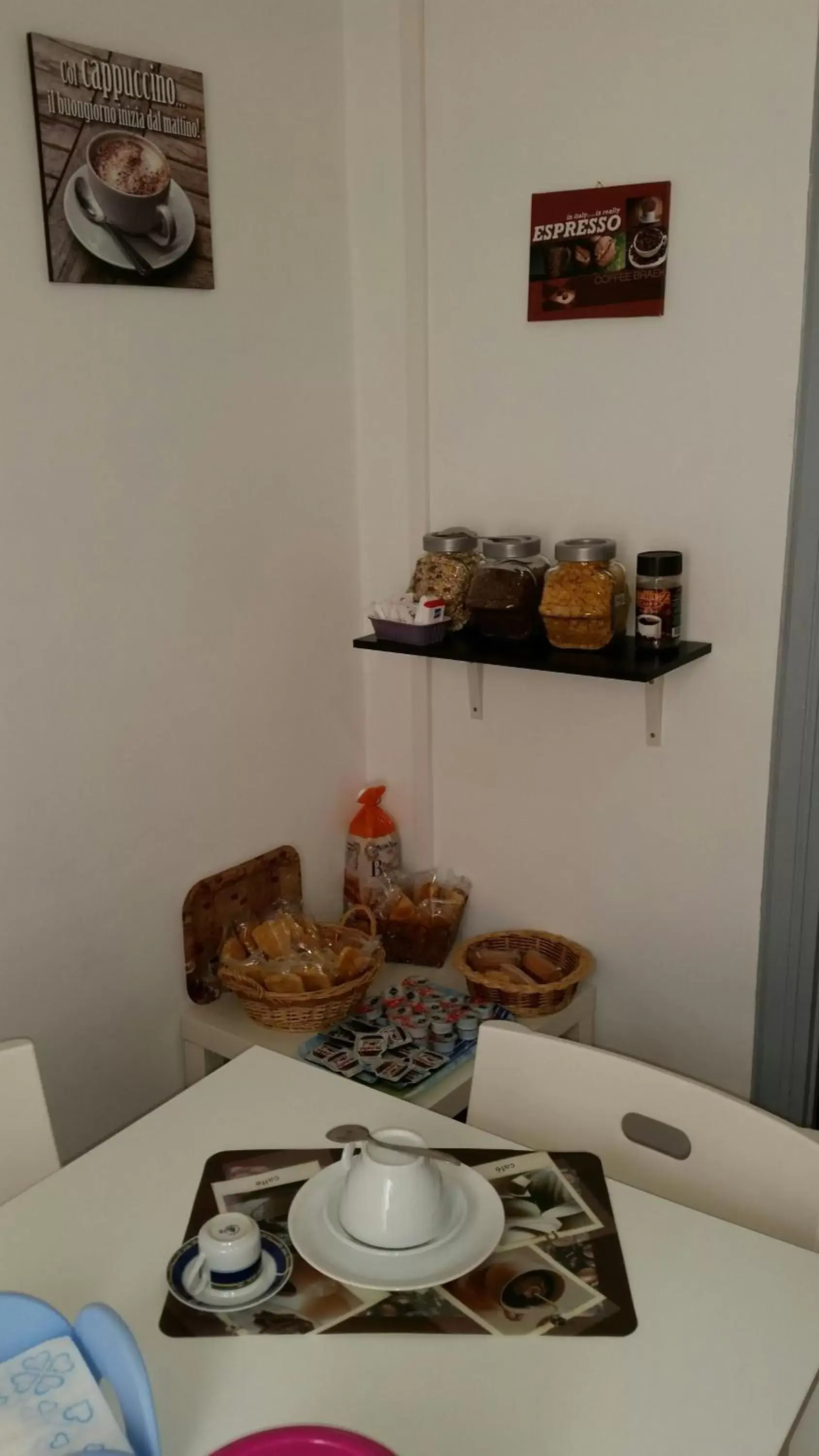 Communal kitchen, Dining Area in Il Cucù B&B