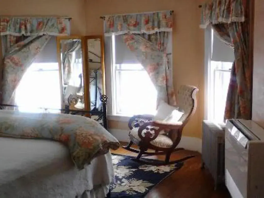 Bedroom, Seating Area in Monadnock Inn