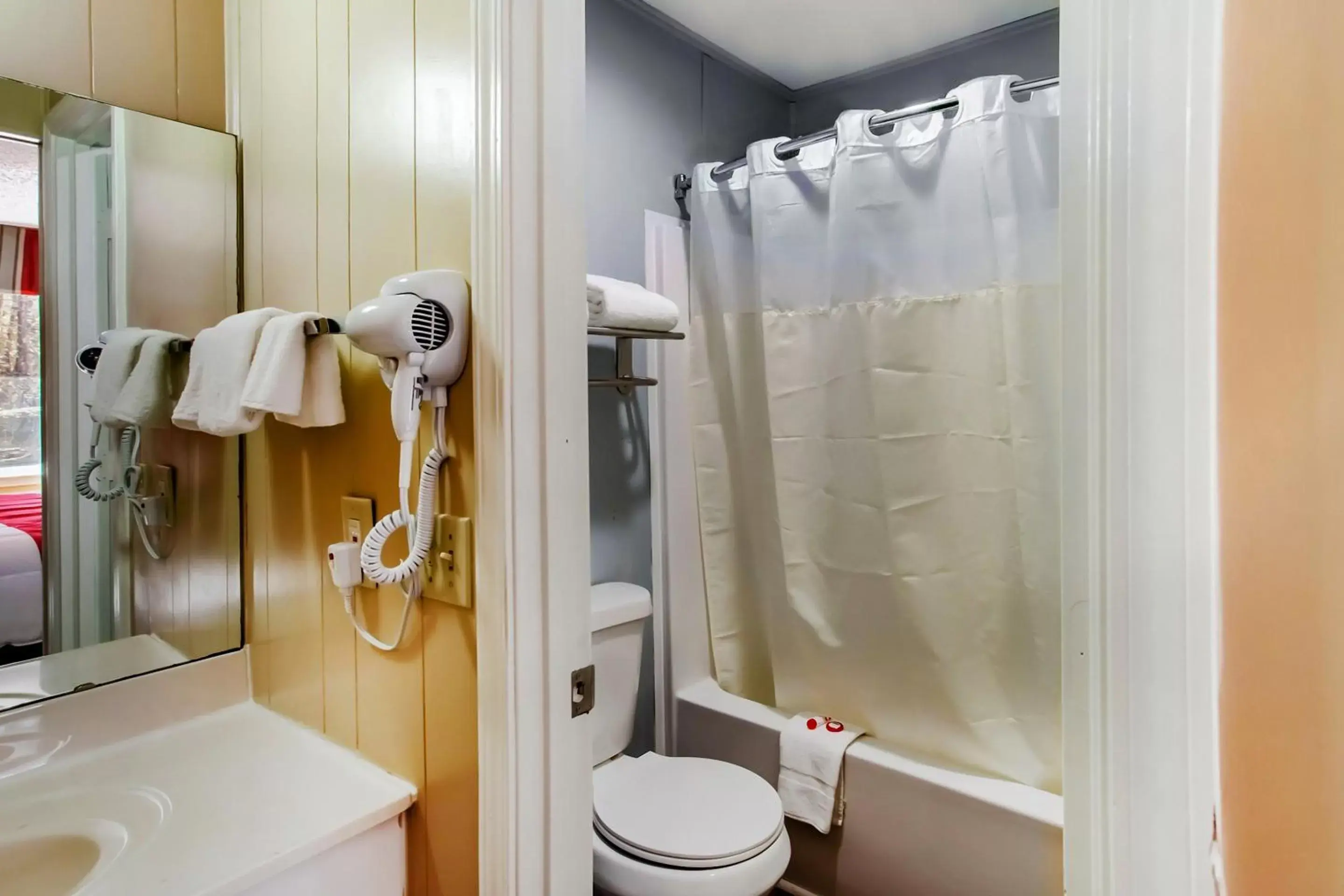 Bathroom in OYO Hotel Ridgeland East