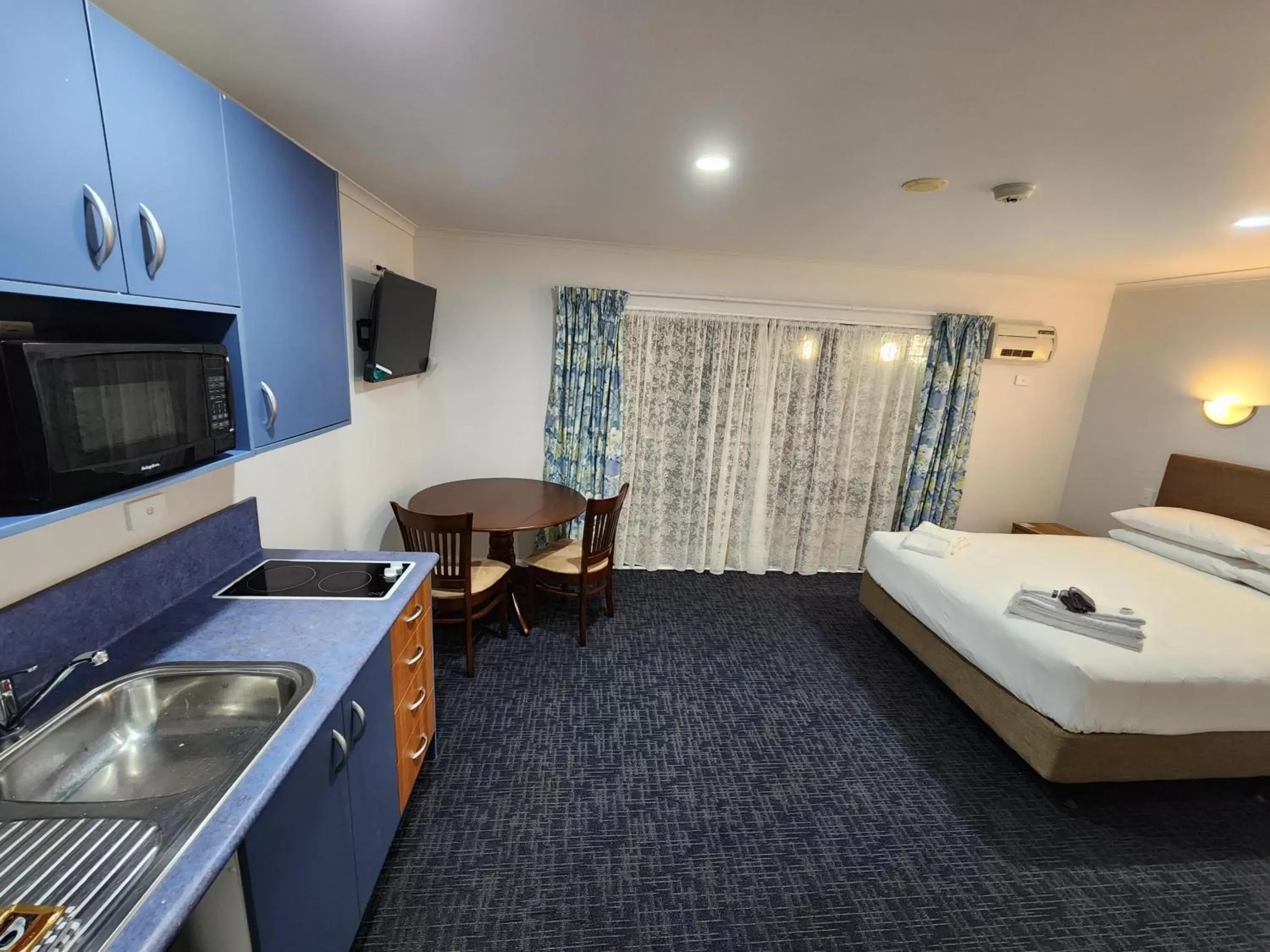 Bed in Botany Palms Motel Bed in Botany Palms Motel