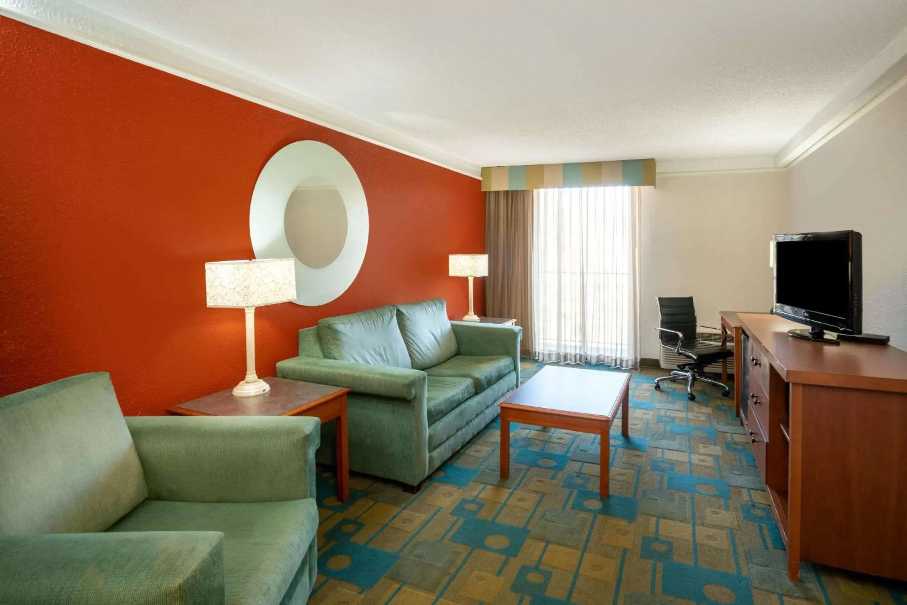 Photo of the whole room, Seating Area in La Quinta by Wyndham Nashville Airport/Opryland