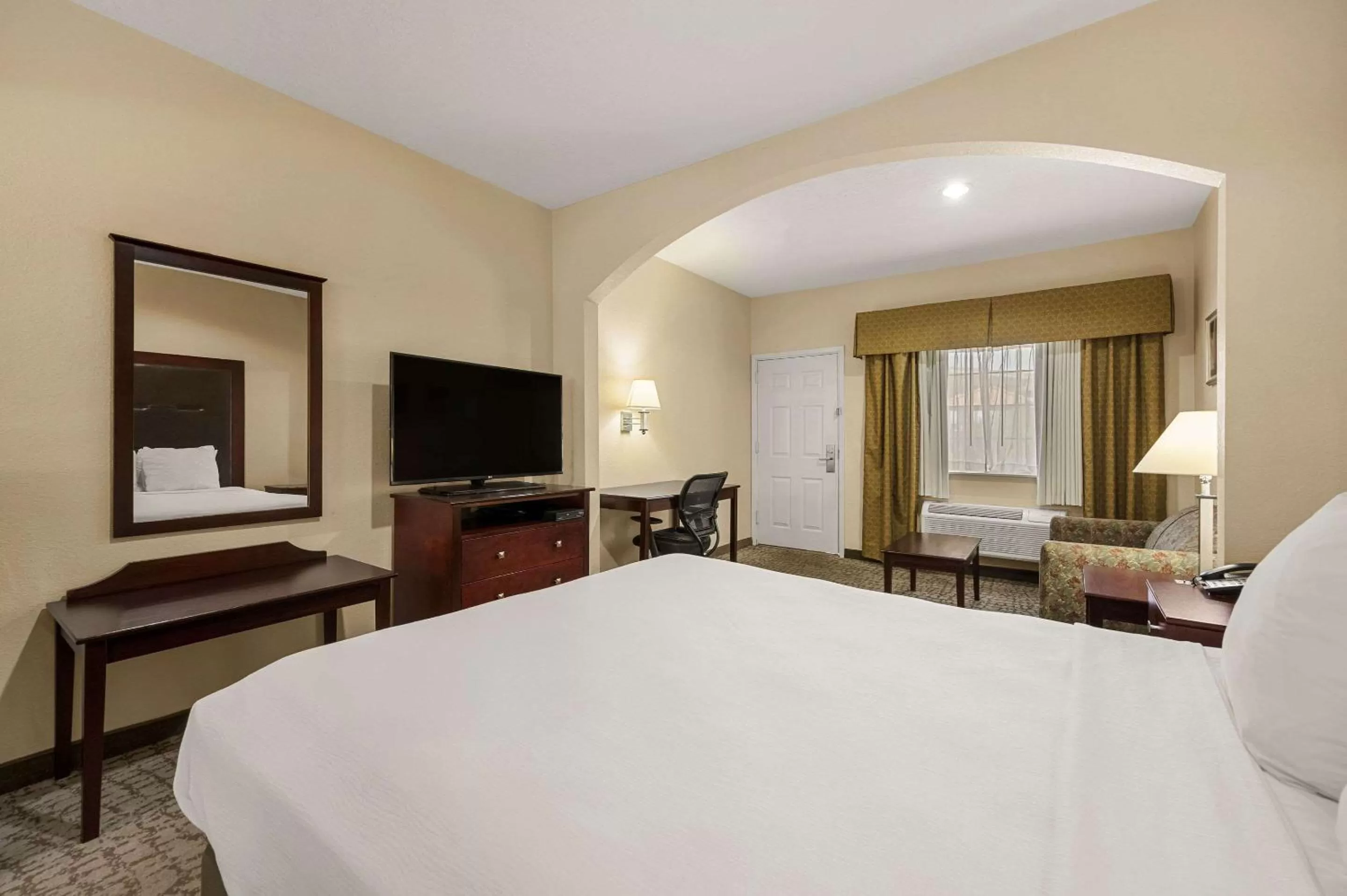 Bedroom, Bed in Quality Inn & Suites Houston Northwest - Cypress