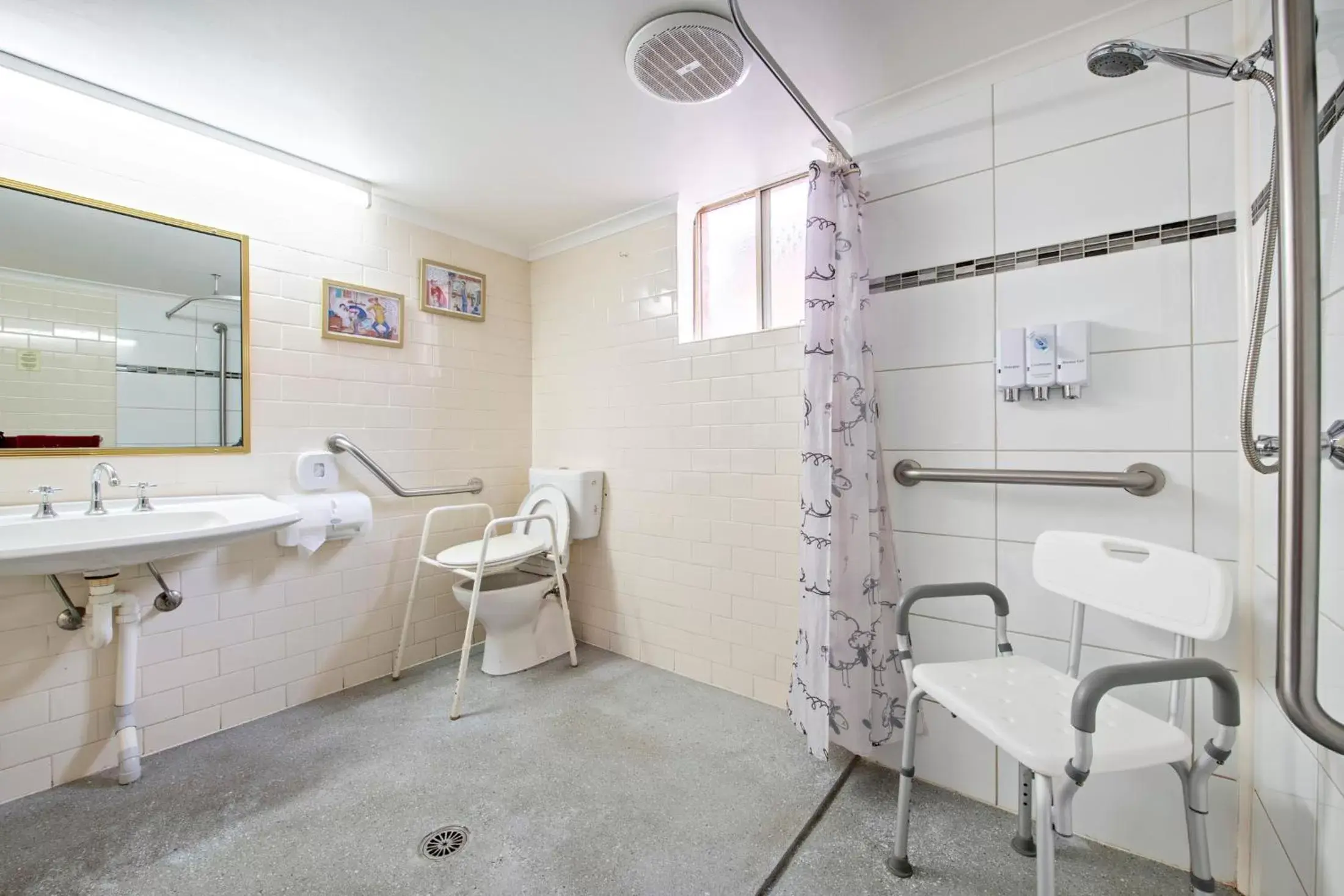 Bathroom in Shearing Shed Motor Inn