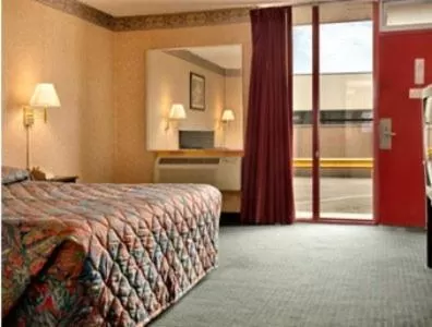 Day, Bed in Knights Inn South Hackensasck