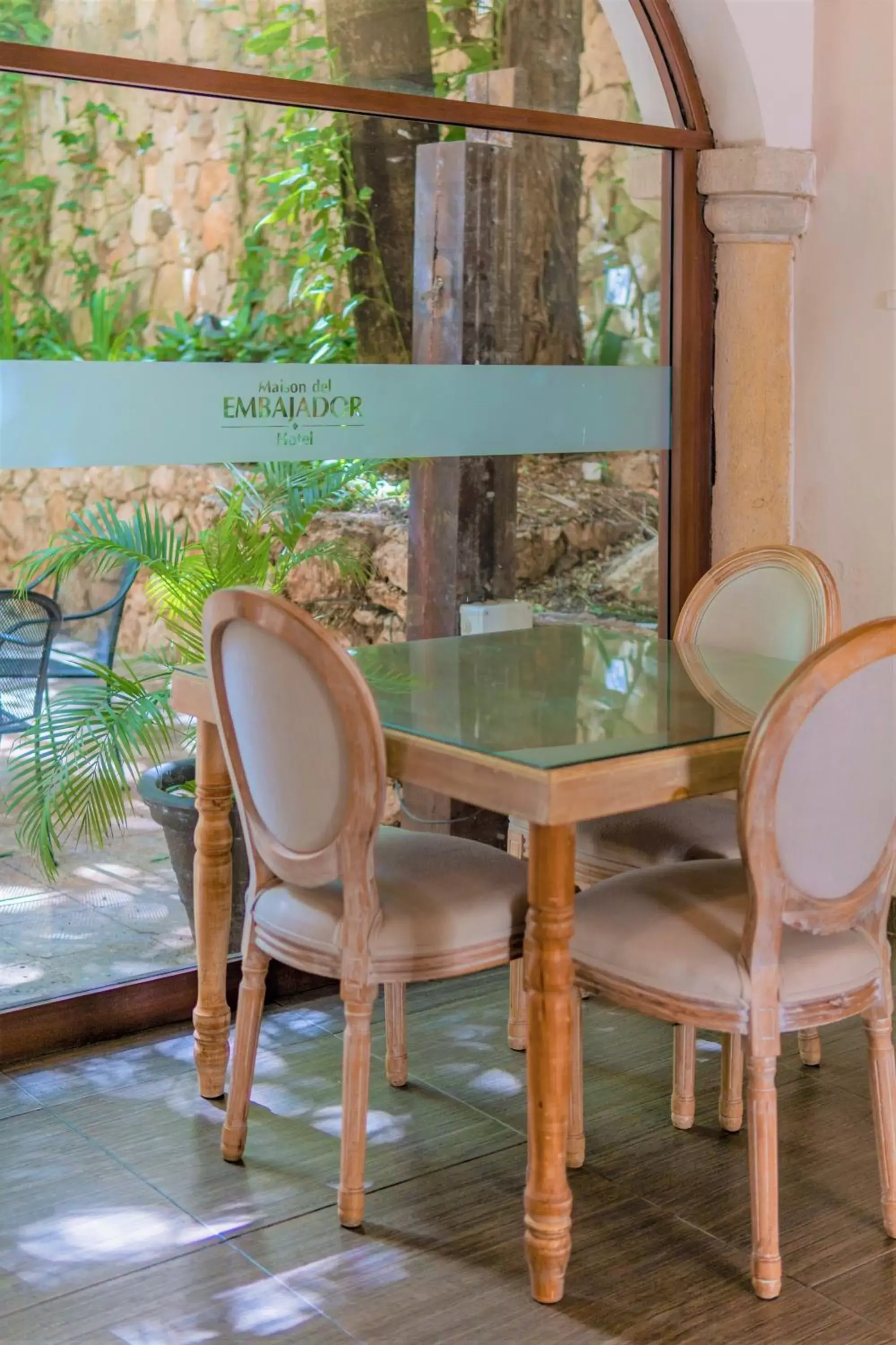 Restaurant/places to eat in Maison del Embajador Restaurant/places to eat in Maison del Embajador