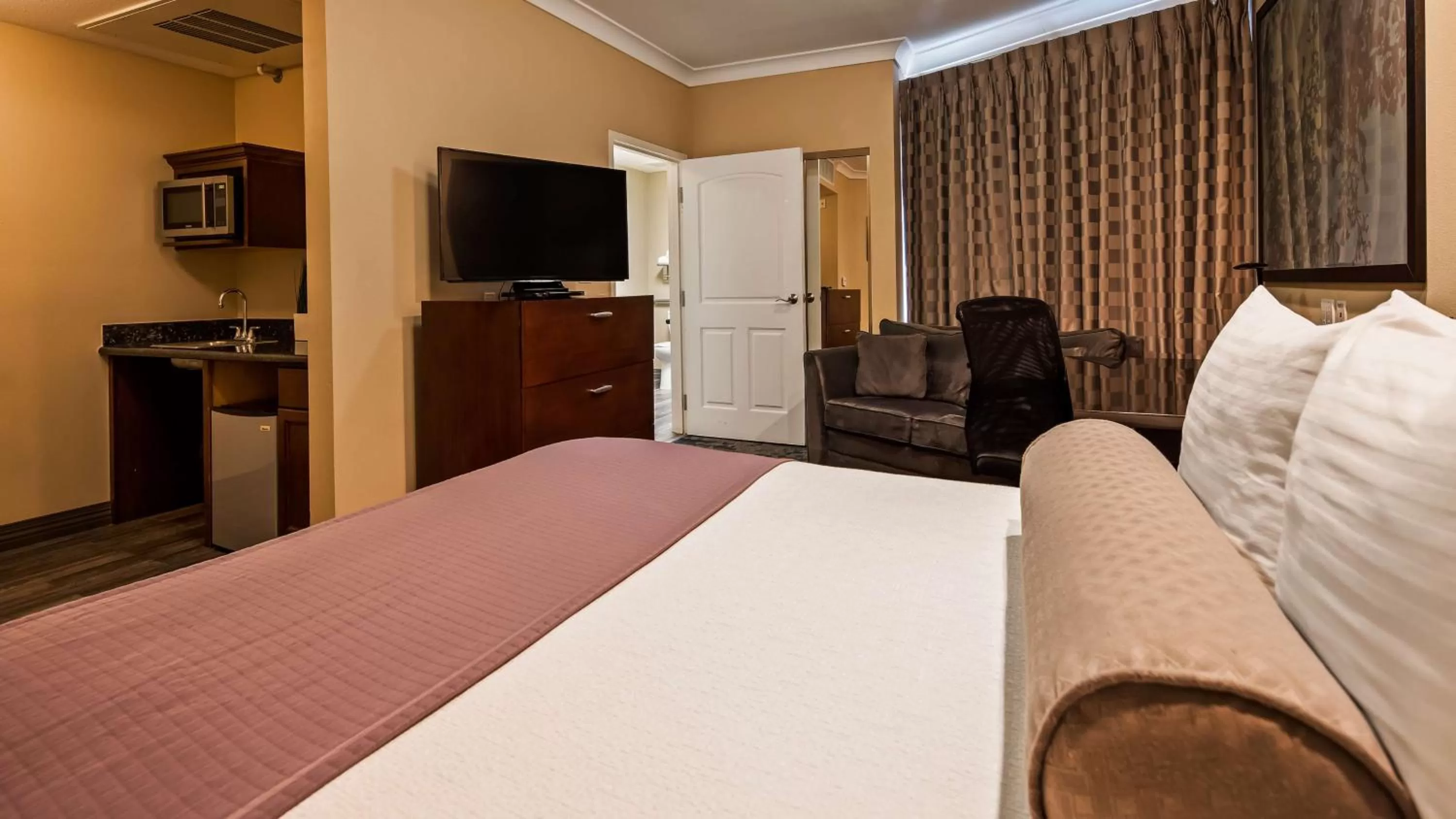 Queen Suite with Bath Tub - Mobility Access in Best Western PLUS Avita Suites