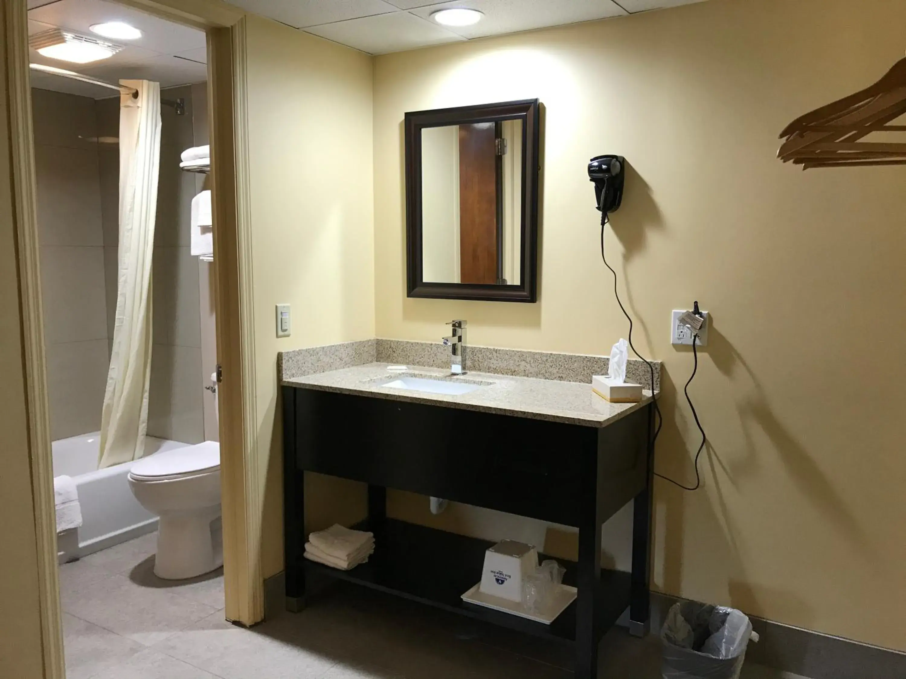Bathroom in Soudersburg Motel