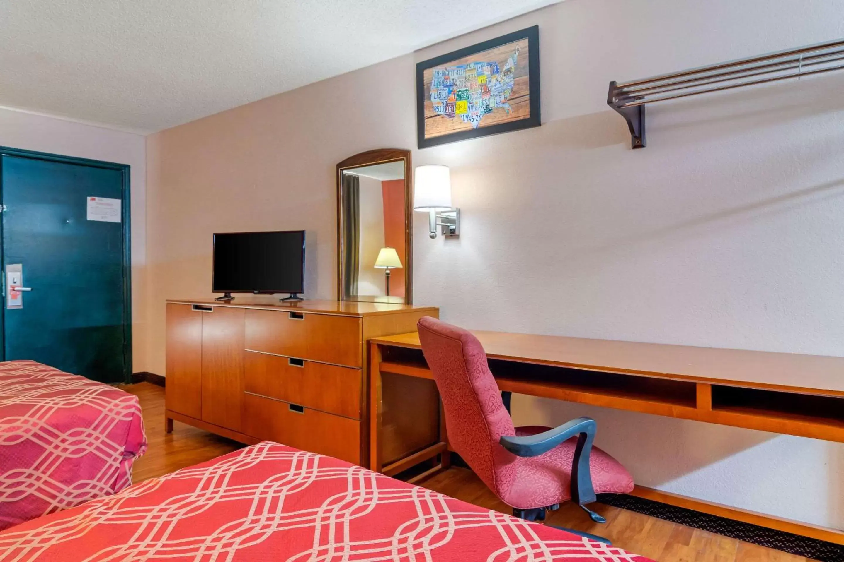 Photo of the whole room, TV/Entertainment Center in Econo Lodge Decatur