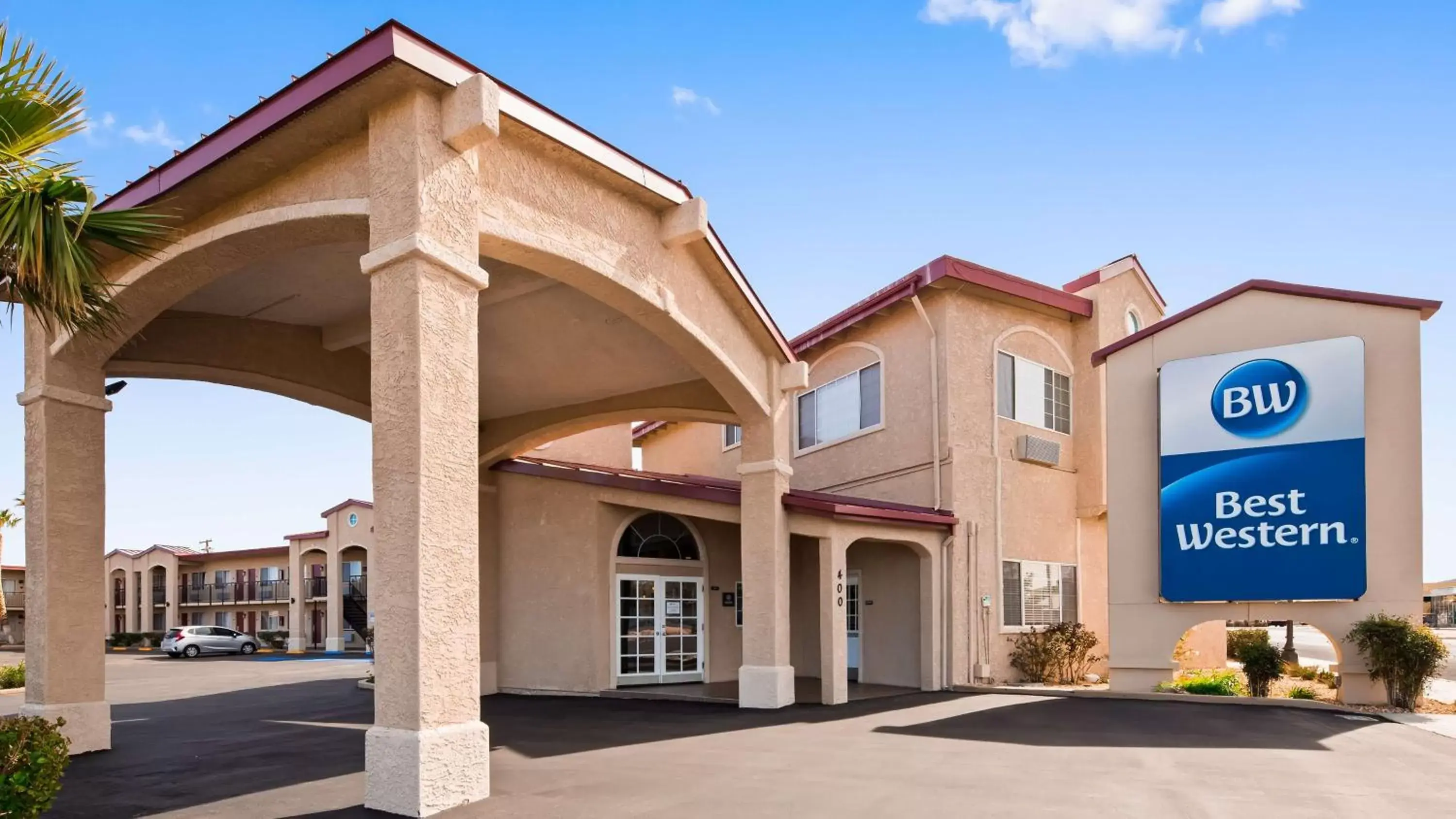 Property Building in Best Western China Lake Inn