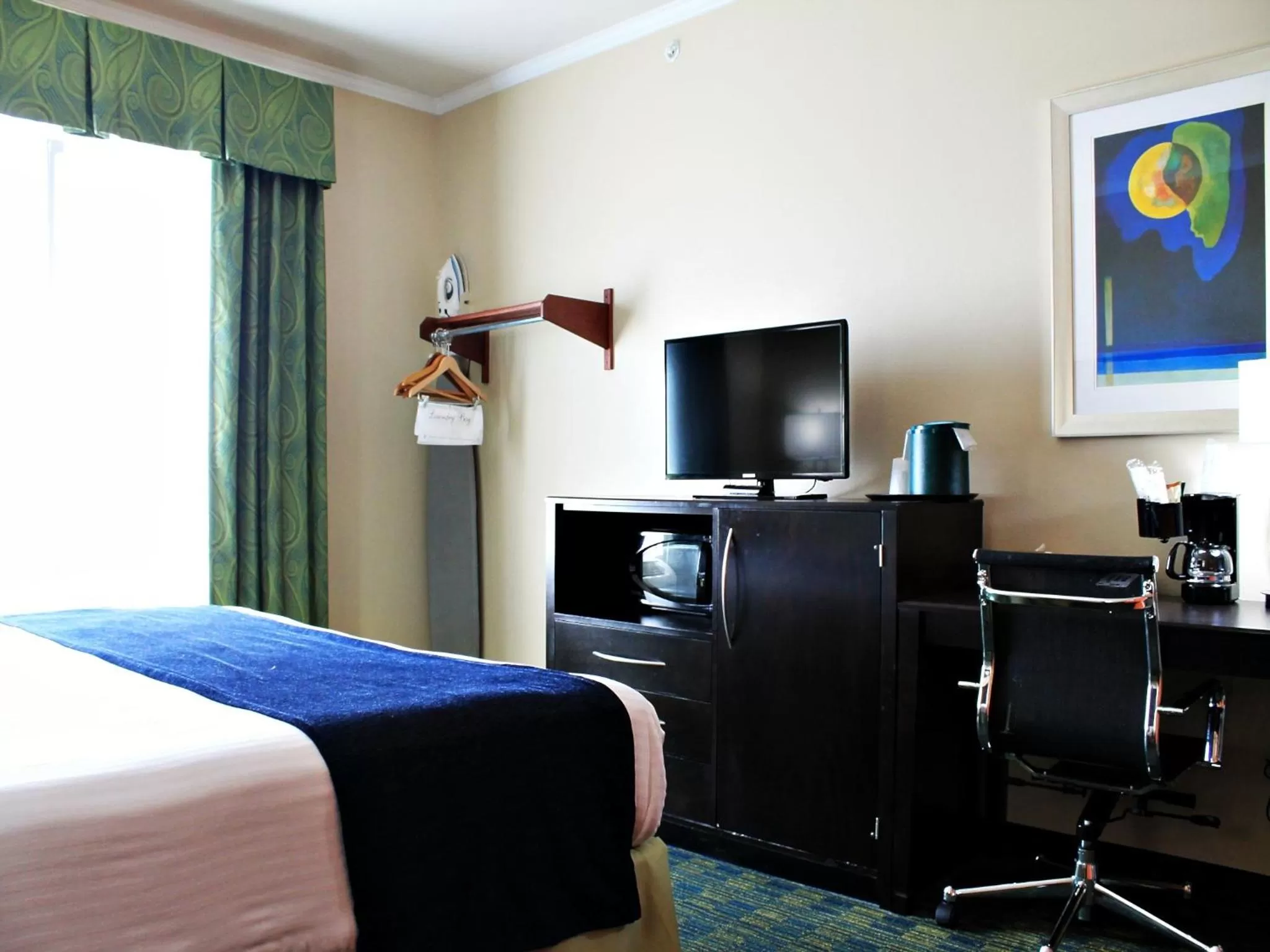 Photo of the whole room, Bed in Cityview Inn &amp; Suites Downtown /RiverCenter Area