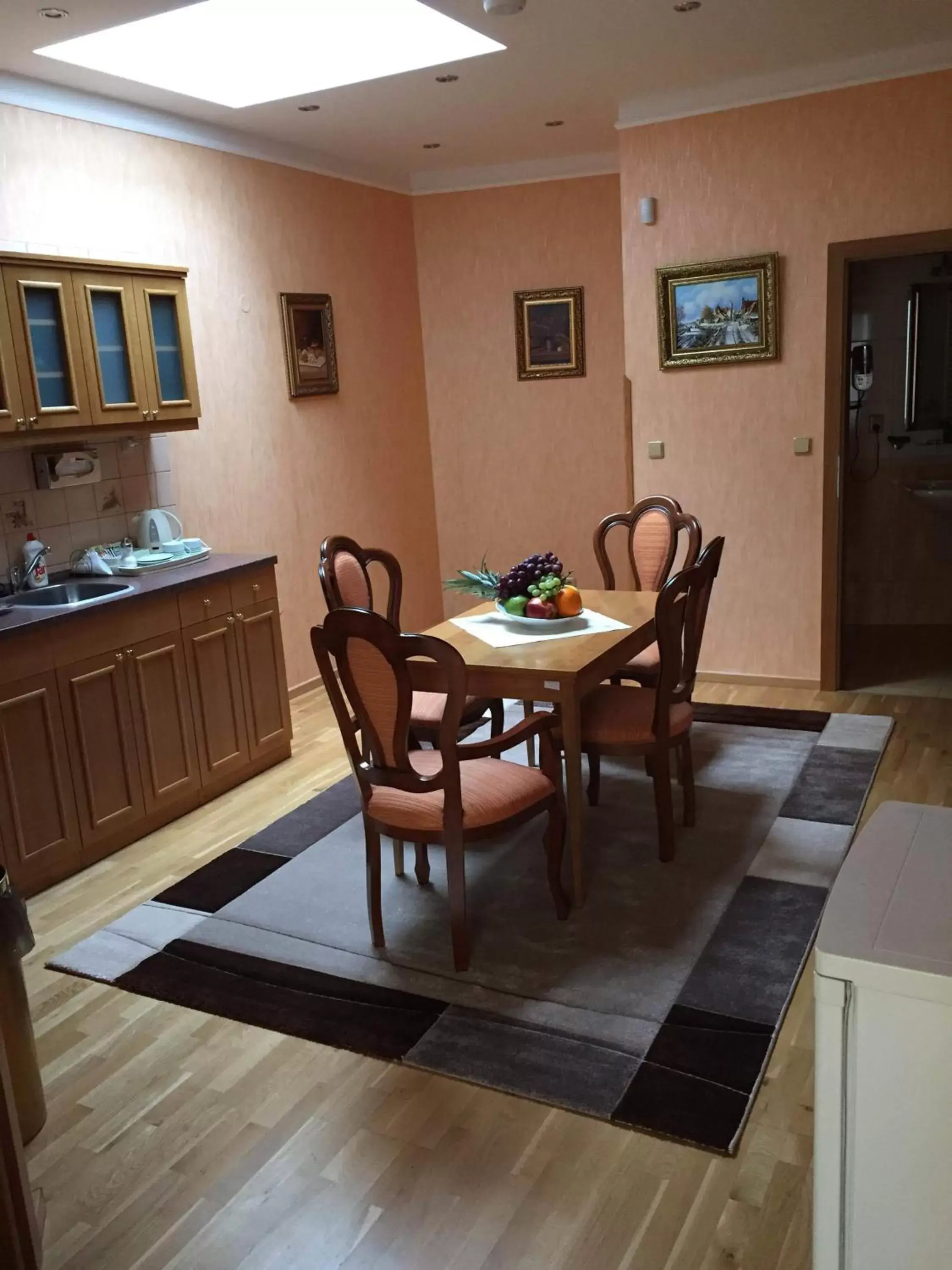 Kitchen or kitchenette, Restaurant/Places to Eat in Hotel Askania