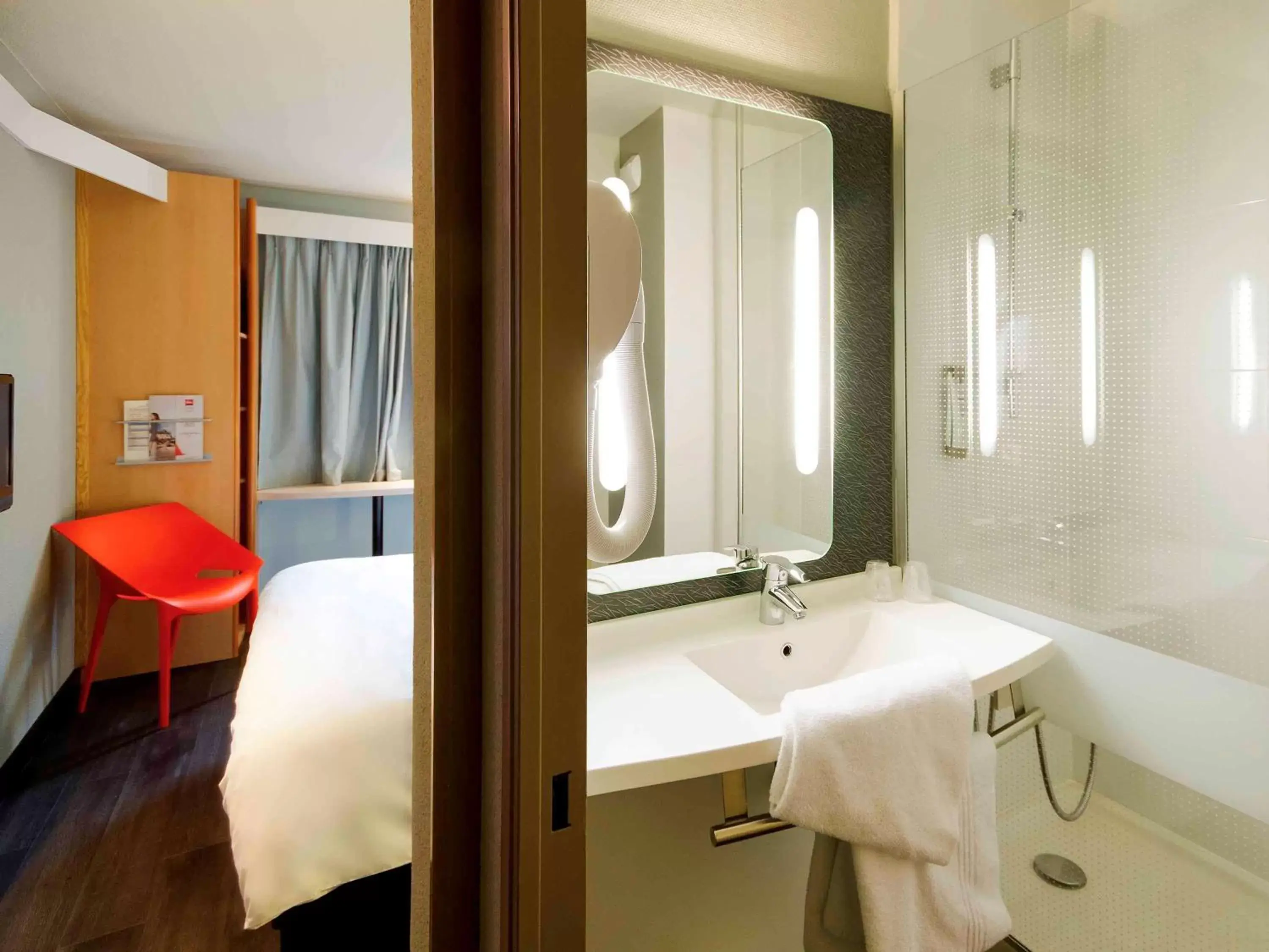 Photo of the whole room, Bathroom in ibis Bayonne Centre