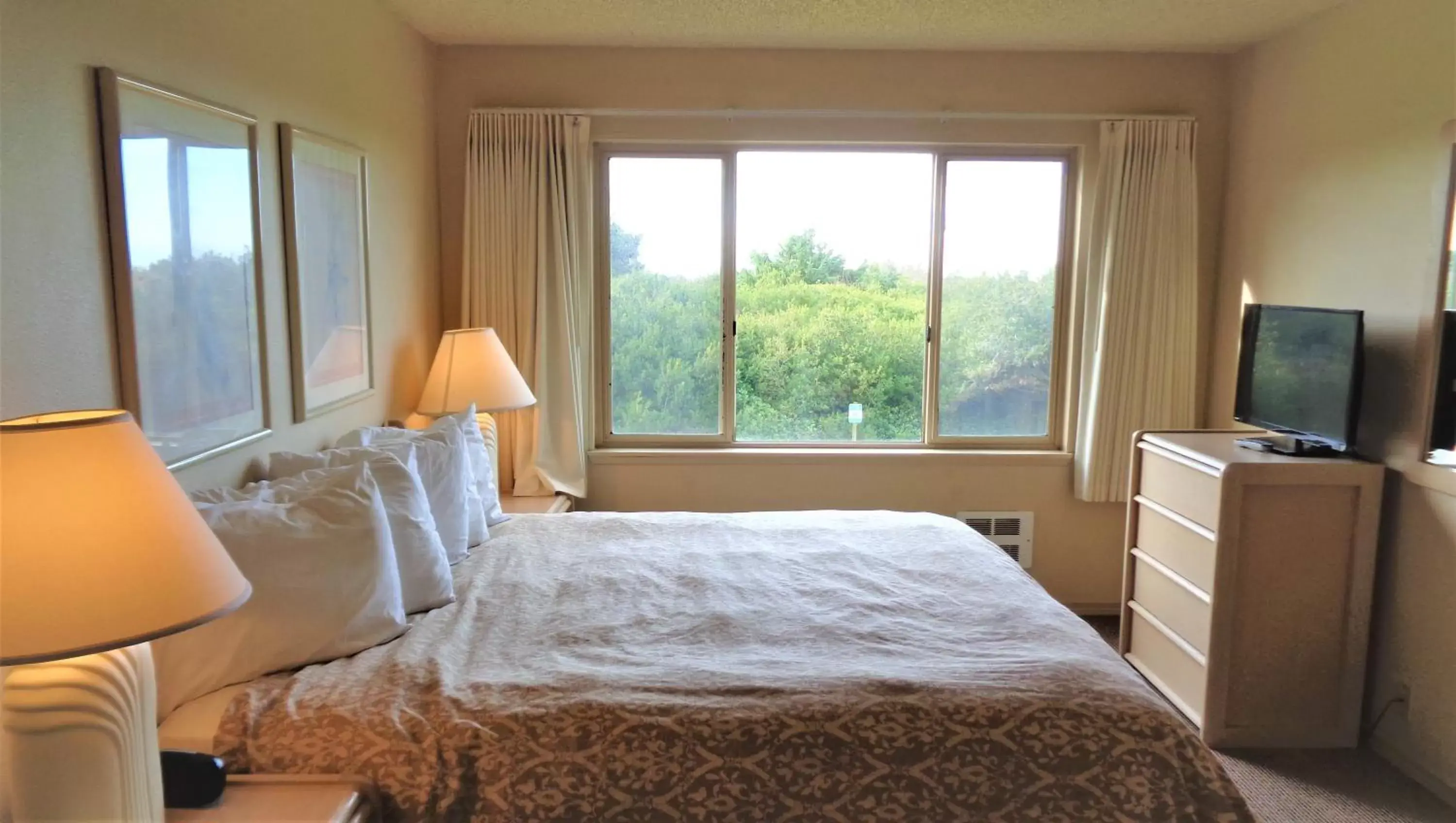 Bedroom, Bed in The Polynesian Resort Bedroom, Bed in The Polynesian Resort