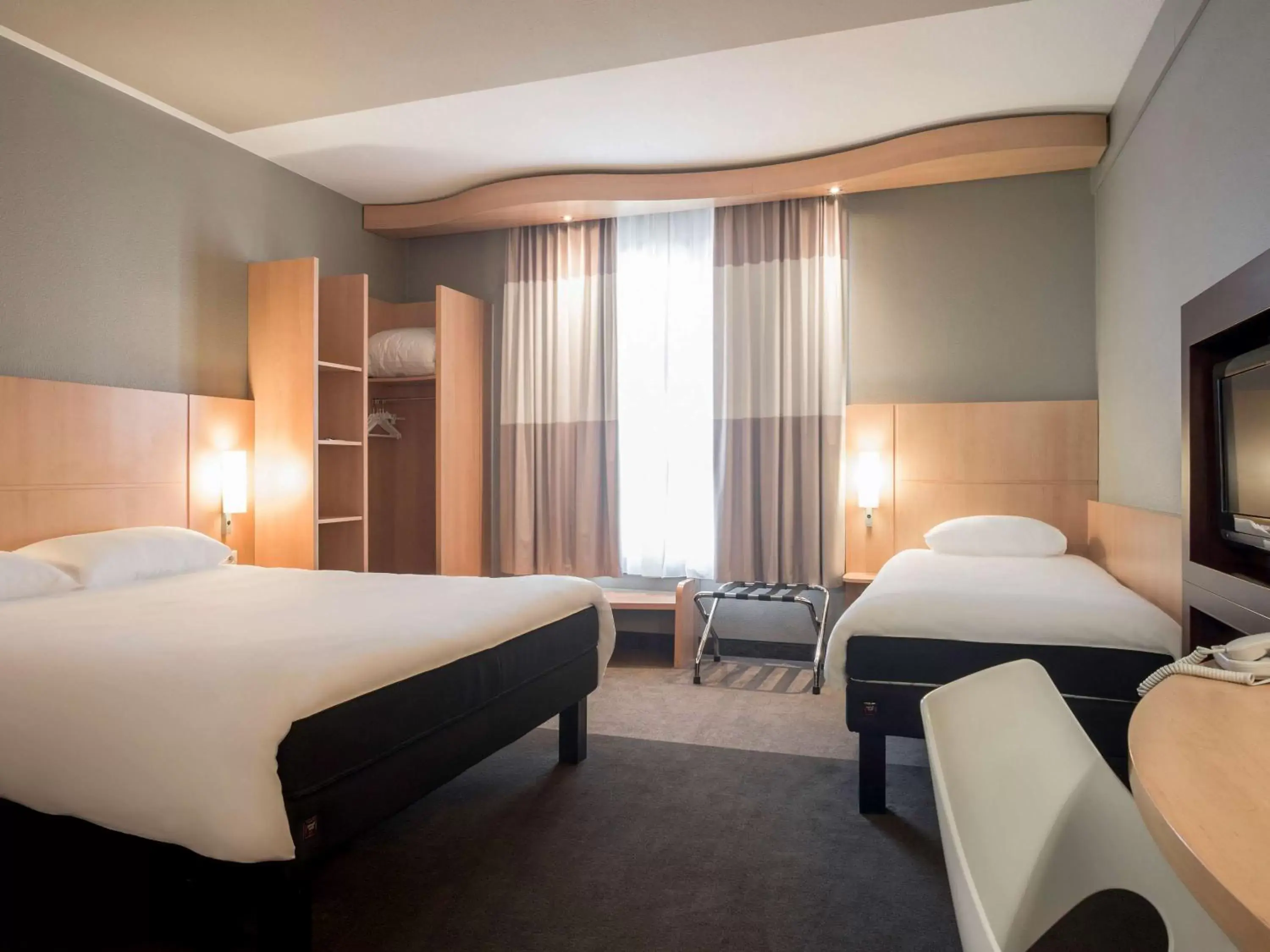 Bedroom, Bed in ibis Hotel Brussels Centre Gare du Midi