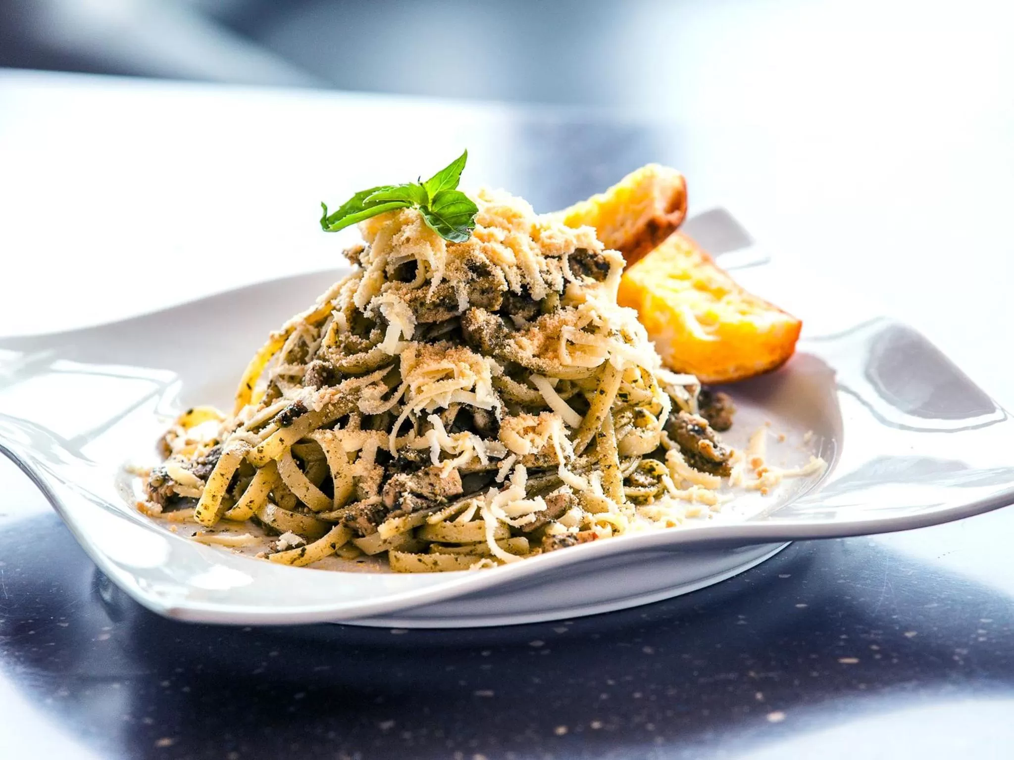 Restaurant/places to eat in Injap Tower Hotel