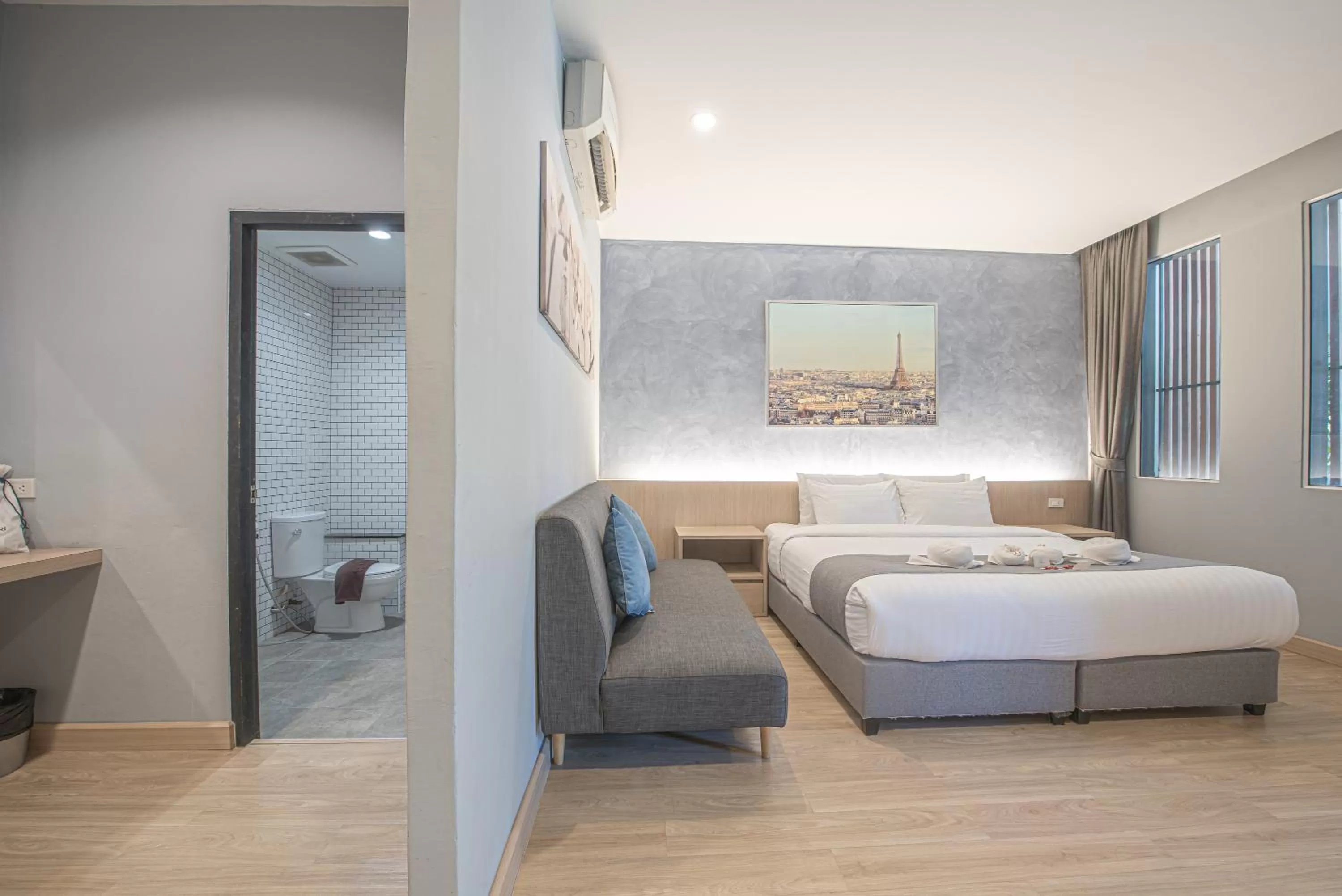 Photo of the whole room, Bed in Tarnsiri Boutique Resort