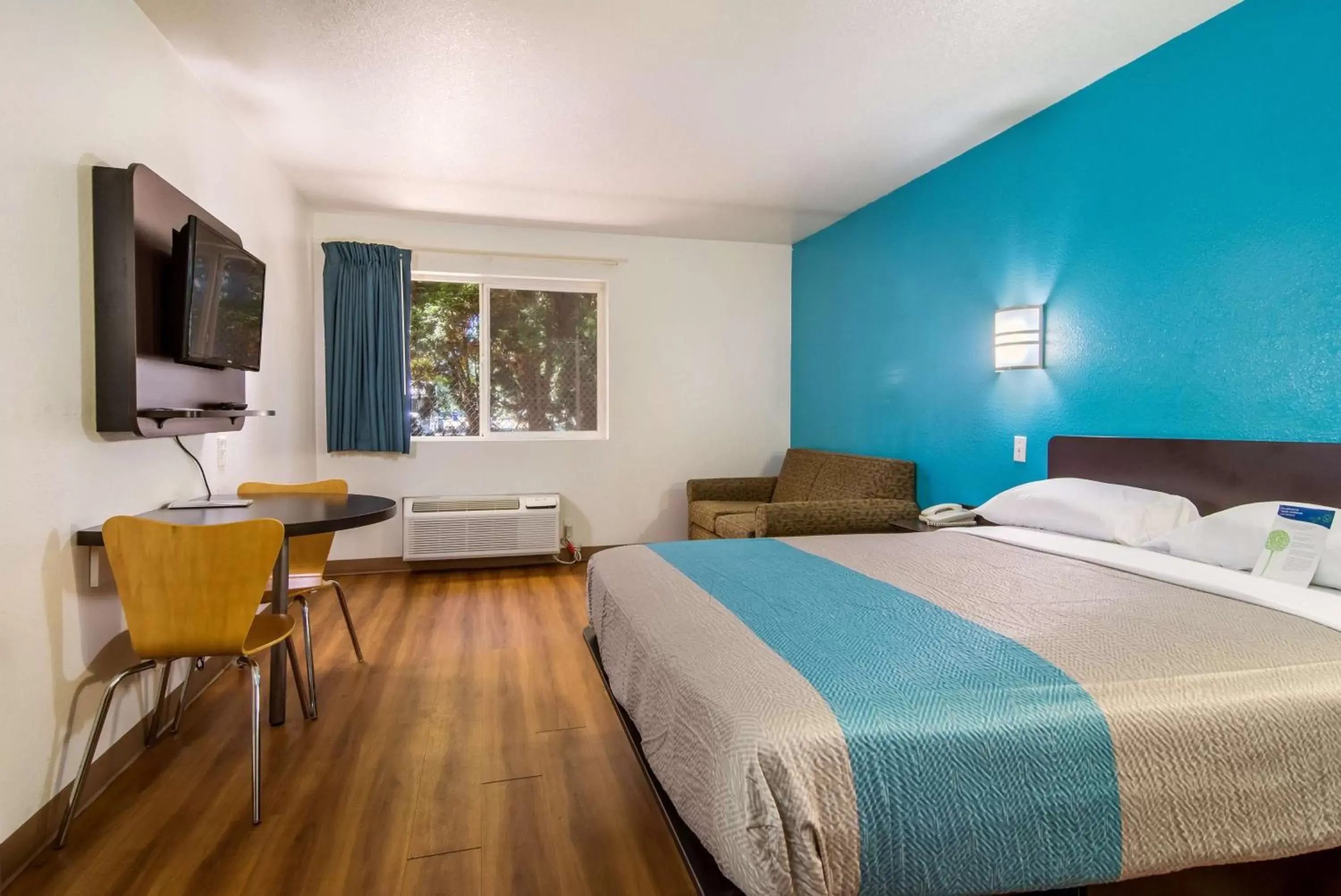 Deluxe Queen Room - Non-Smoking in Motel 6 Portland Mall - 205 Deluxe Queen Room - Non-Smoking in Motel 6 Portland Mall - 205