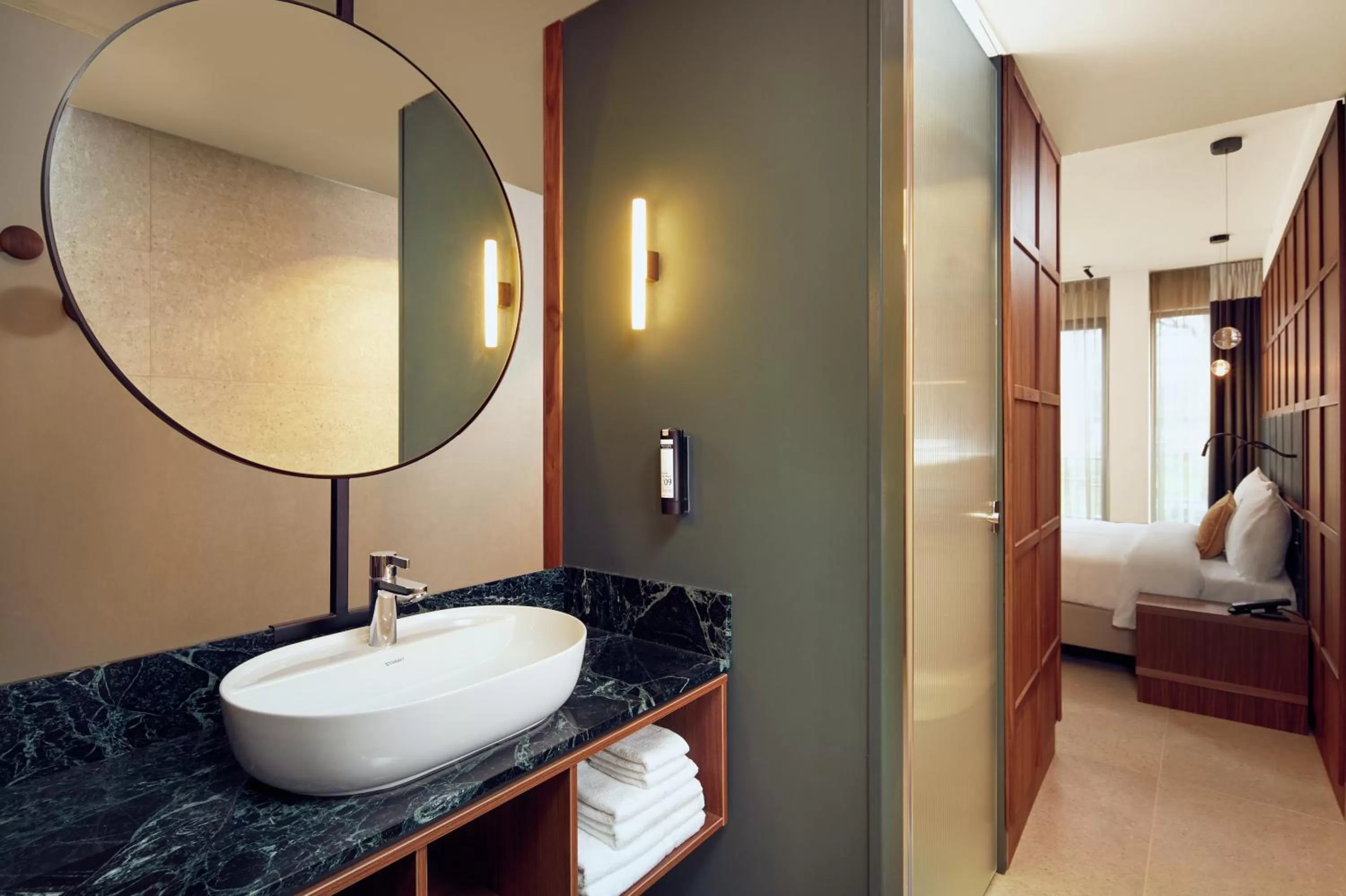 Bathroom, Bed in Met Hotel Amsterdam