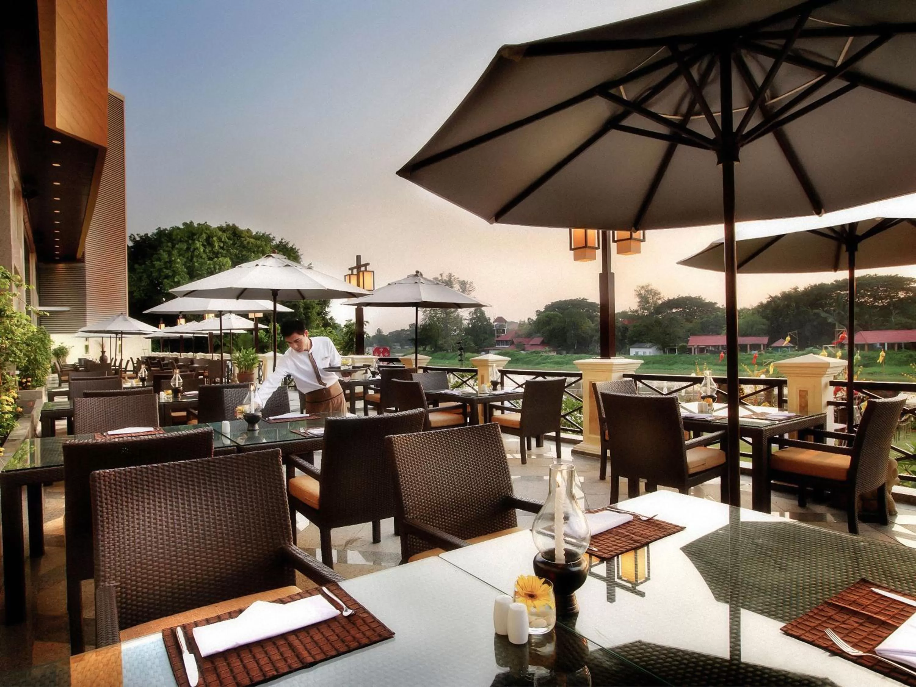 Restaurant/places to eat in Centara Riverside Hotel Chiang Mai