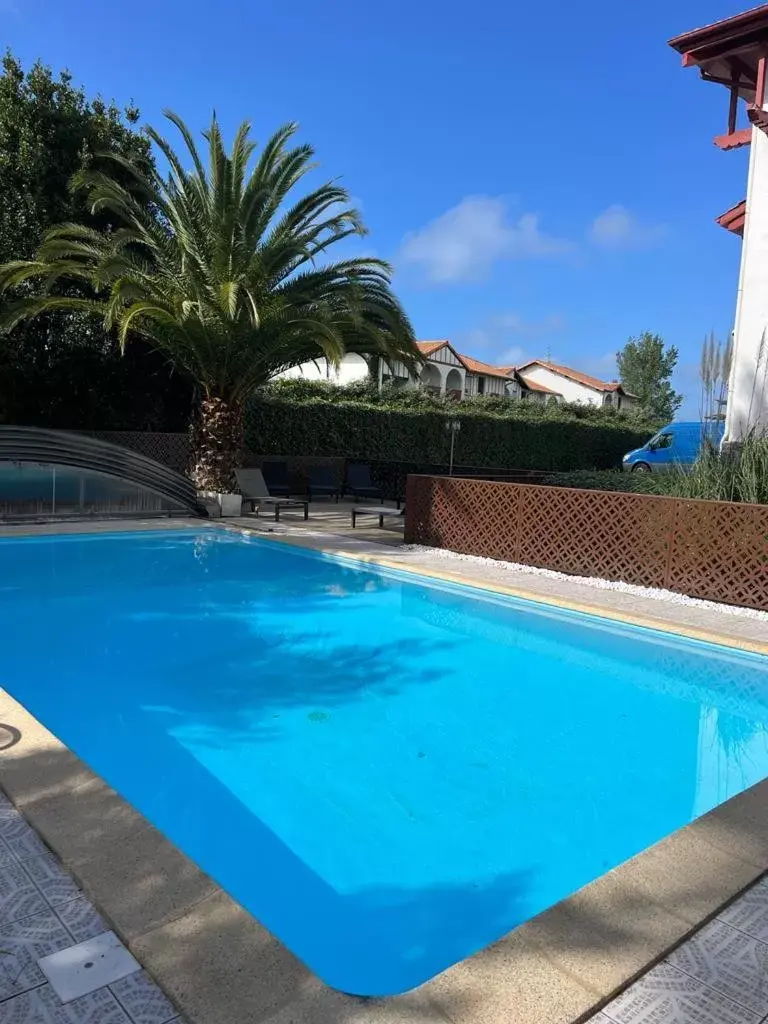 Property building, Swimming Pool in Résidence Chateau d'Acotz - Avec piscine à 600m des plages à Saint-Jean-de-Luz