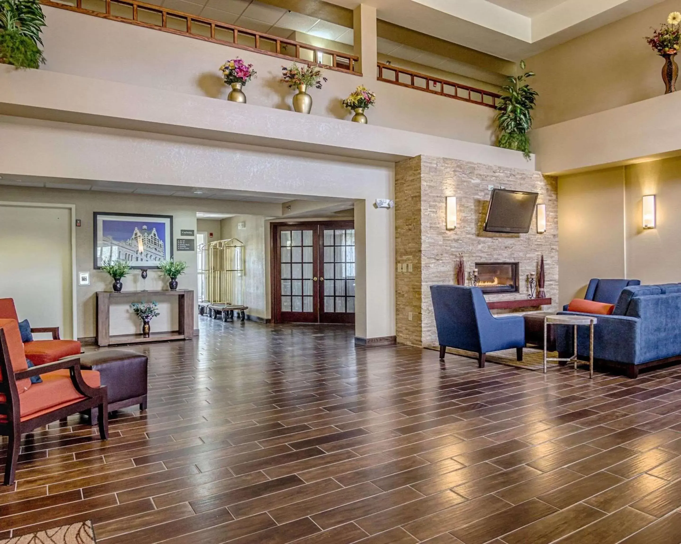 Lobby or reception in Comfort Inn & Suites Grafton-Cedarburg
