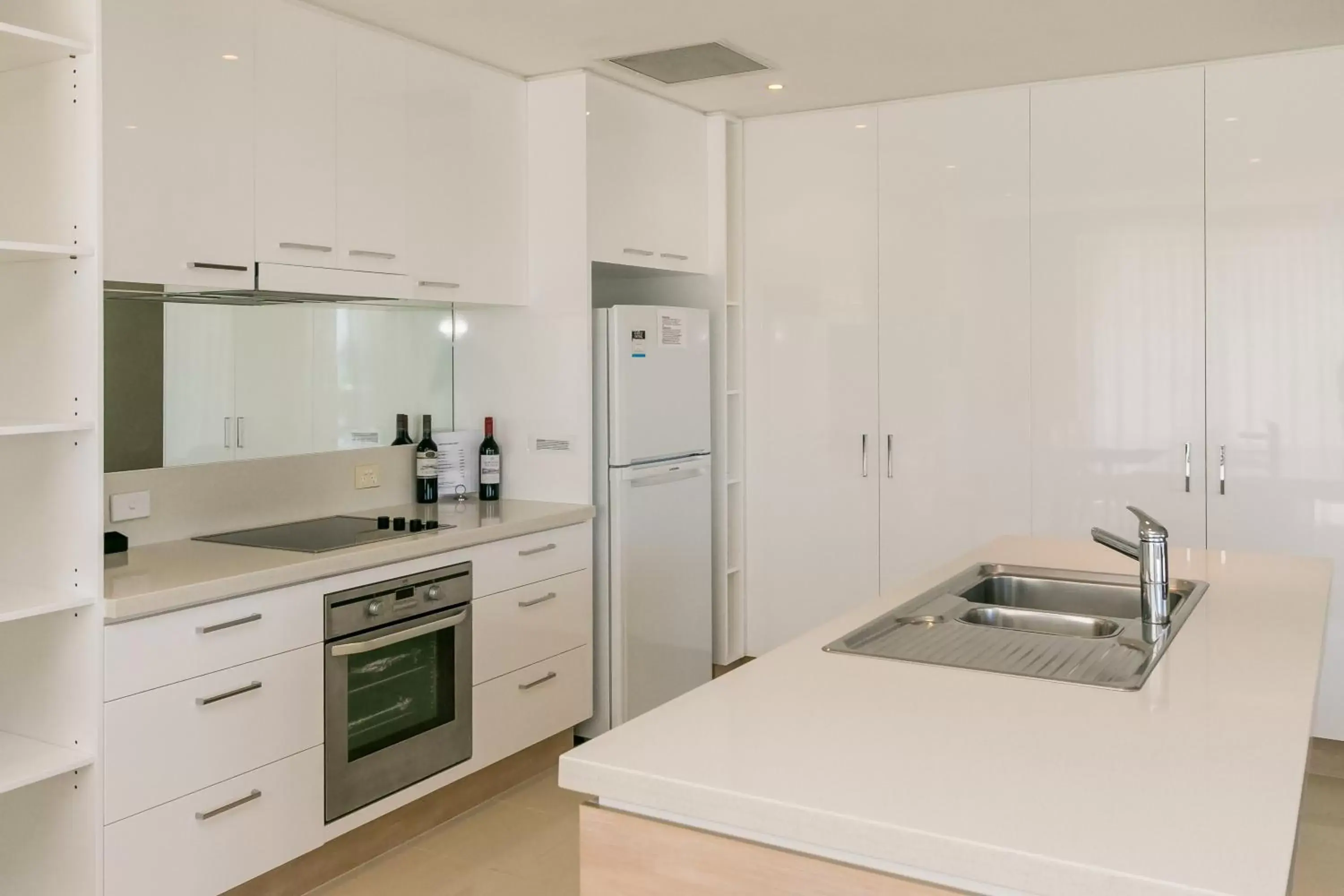 Kitchen or kitchenette, Kitchen/Kitchenette in Grand Mercure Allegra Hervey Bay