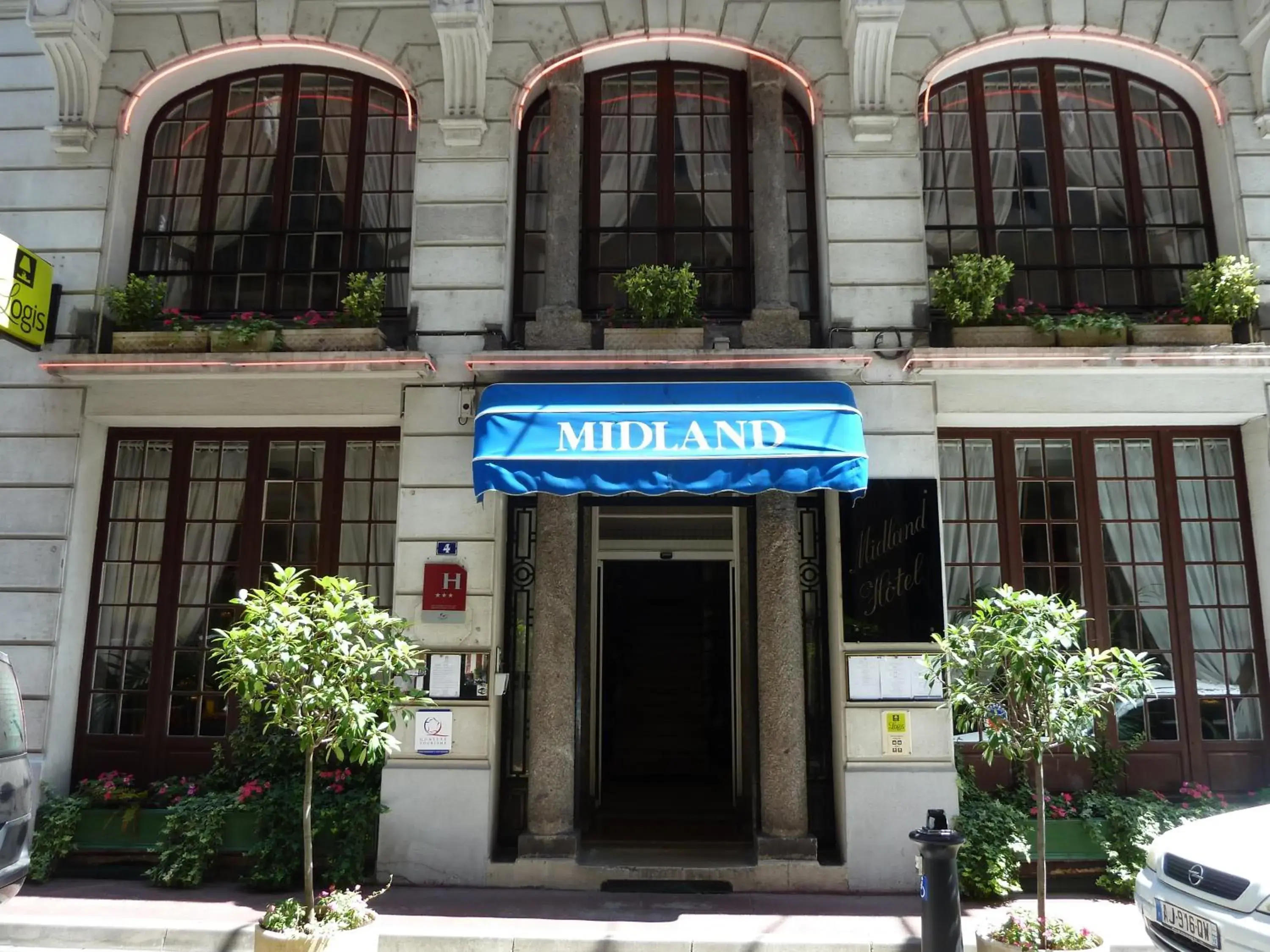 Facade/entrance in Logis Le Midland