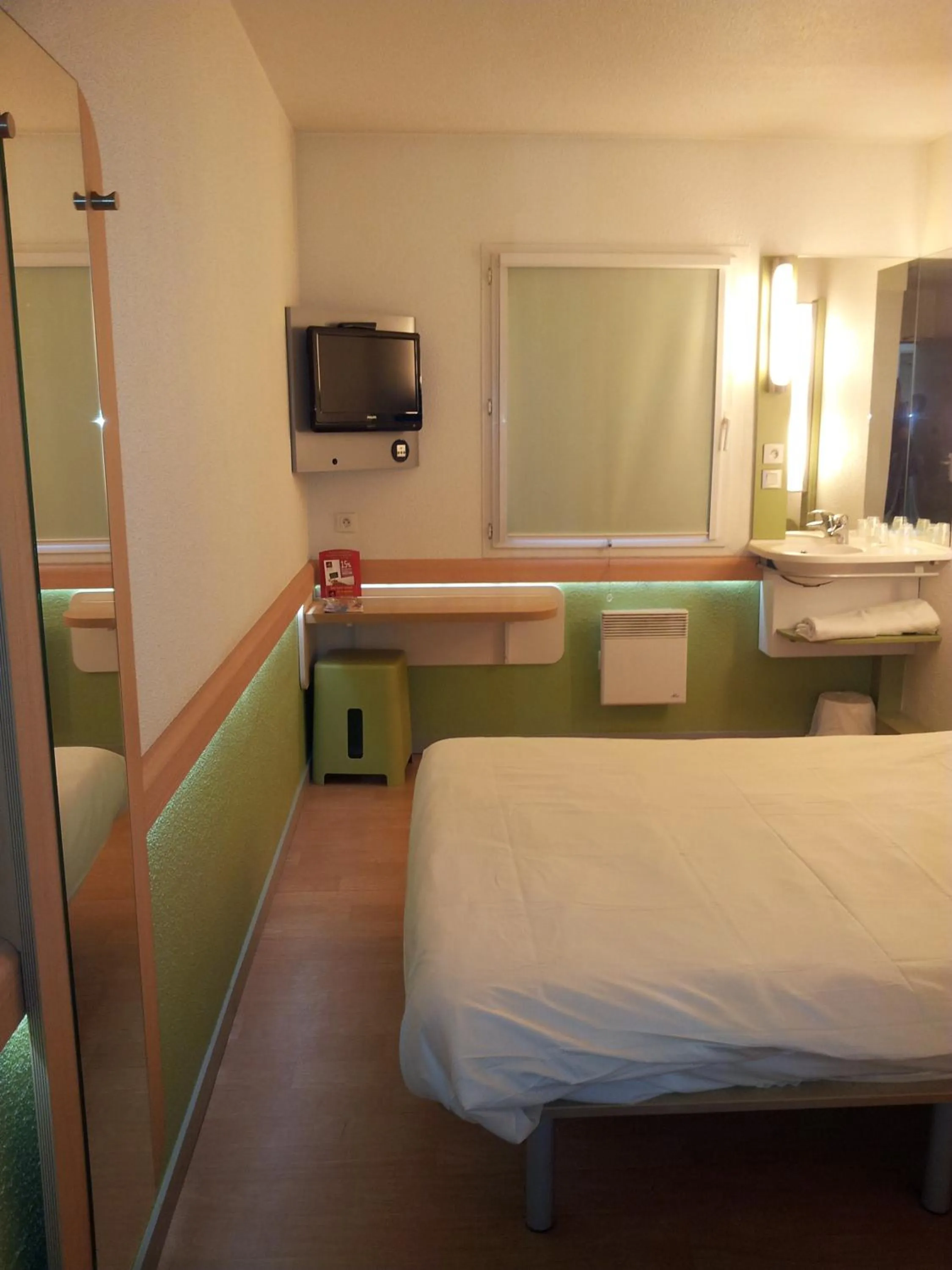 Bedroom, Bed in ibis Budget Gennevilliers Asnieres