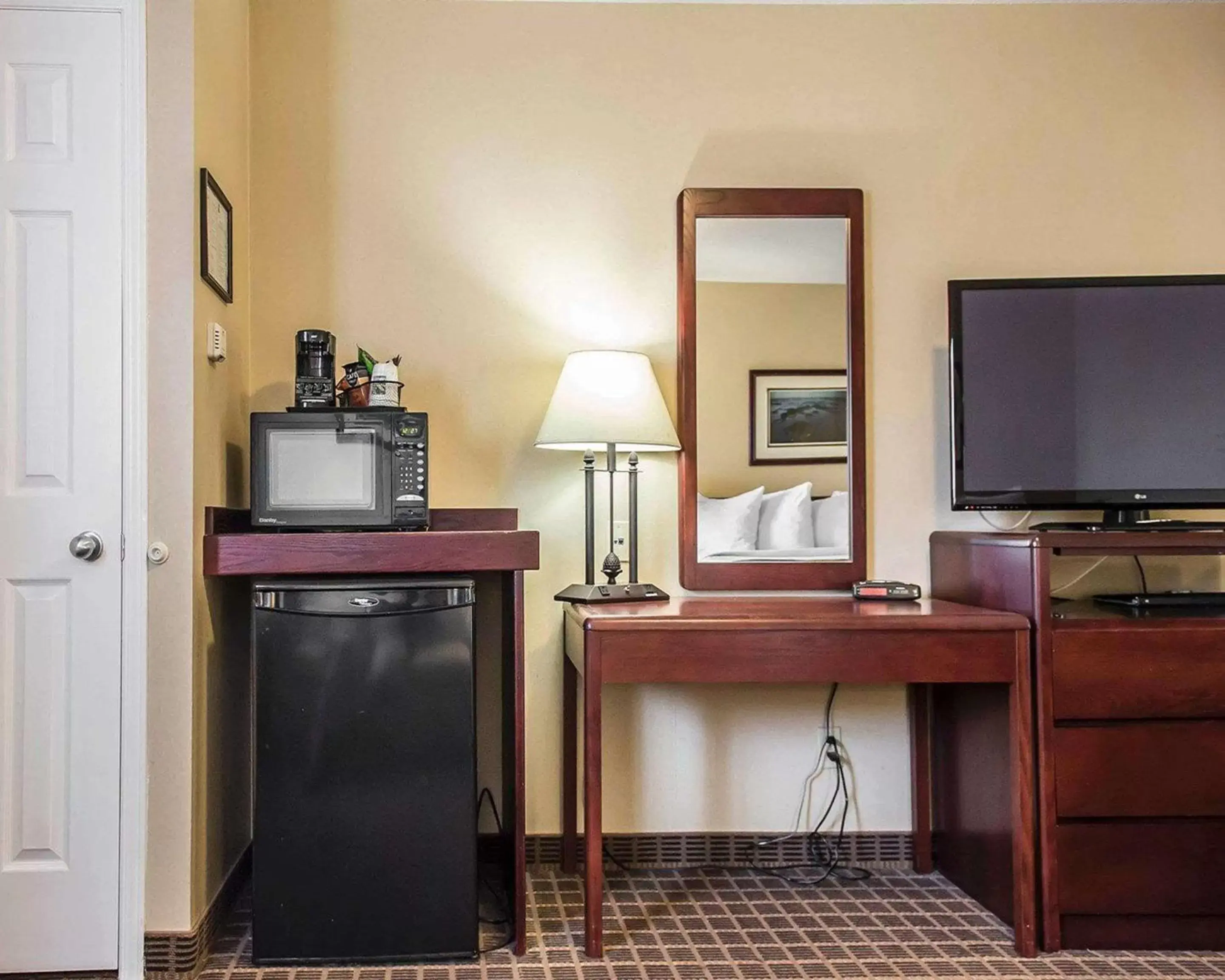 Photo of the whole room, TV/Entertainment Center in Quality Inn & Suites 1000 Islands