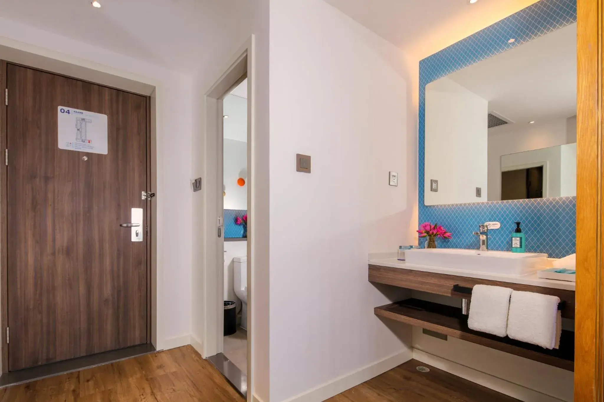 Photo of the whole room, Bathroom in Holiday Inn Express Chengdu East, an IHG Hotel