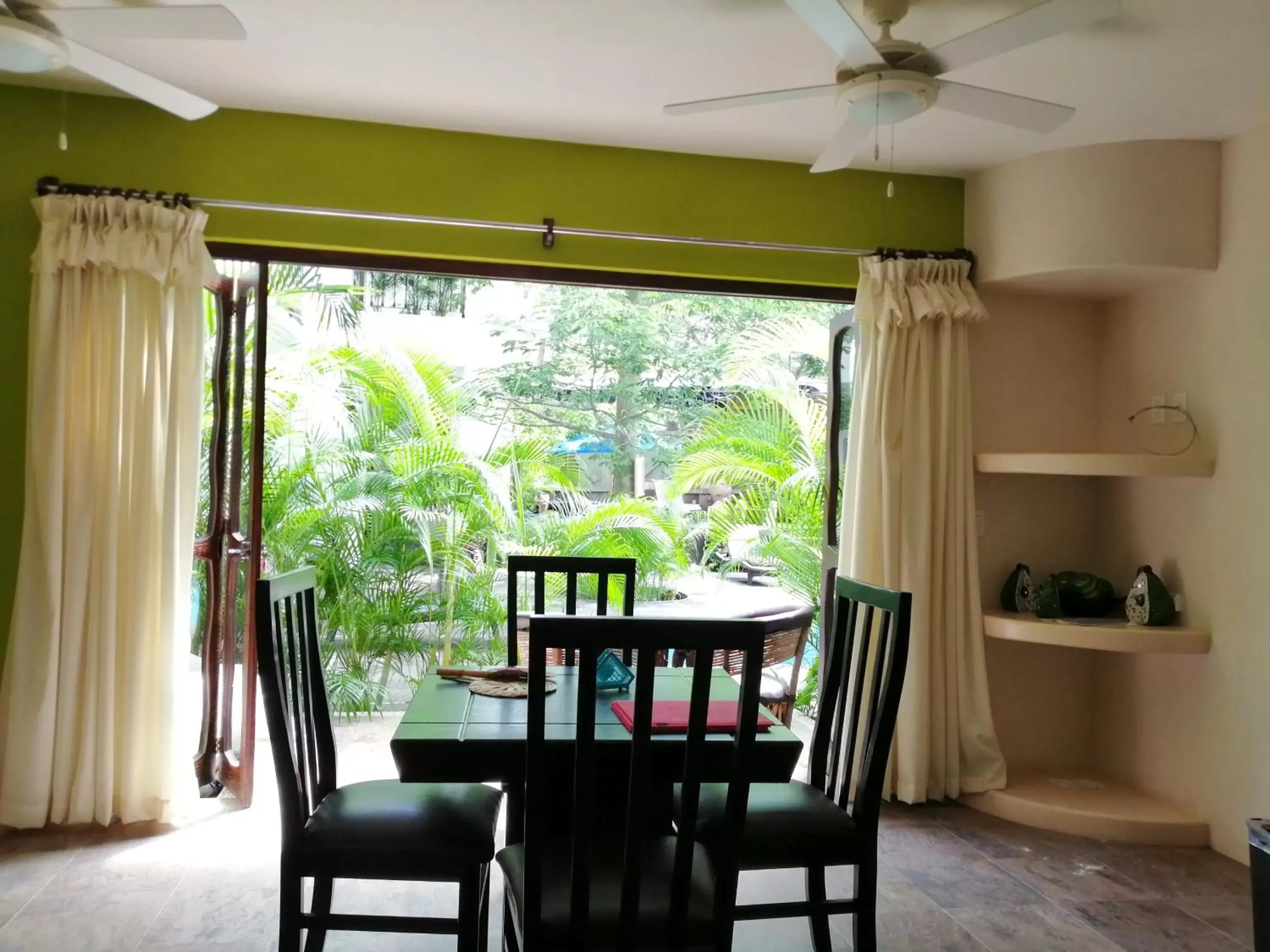 Balcony/Terrace, Dining Area in Ceiba Studios