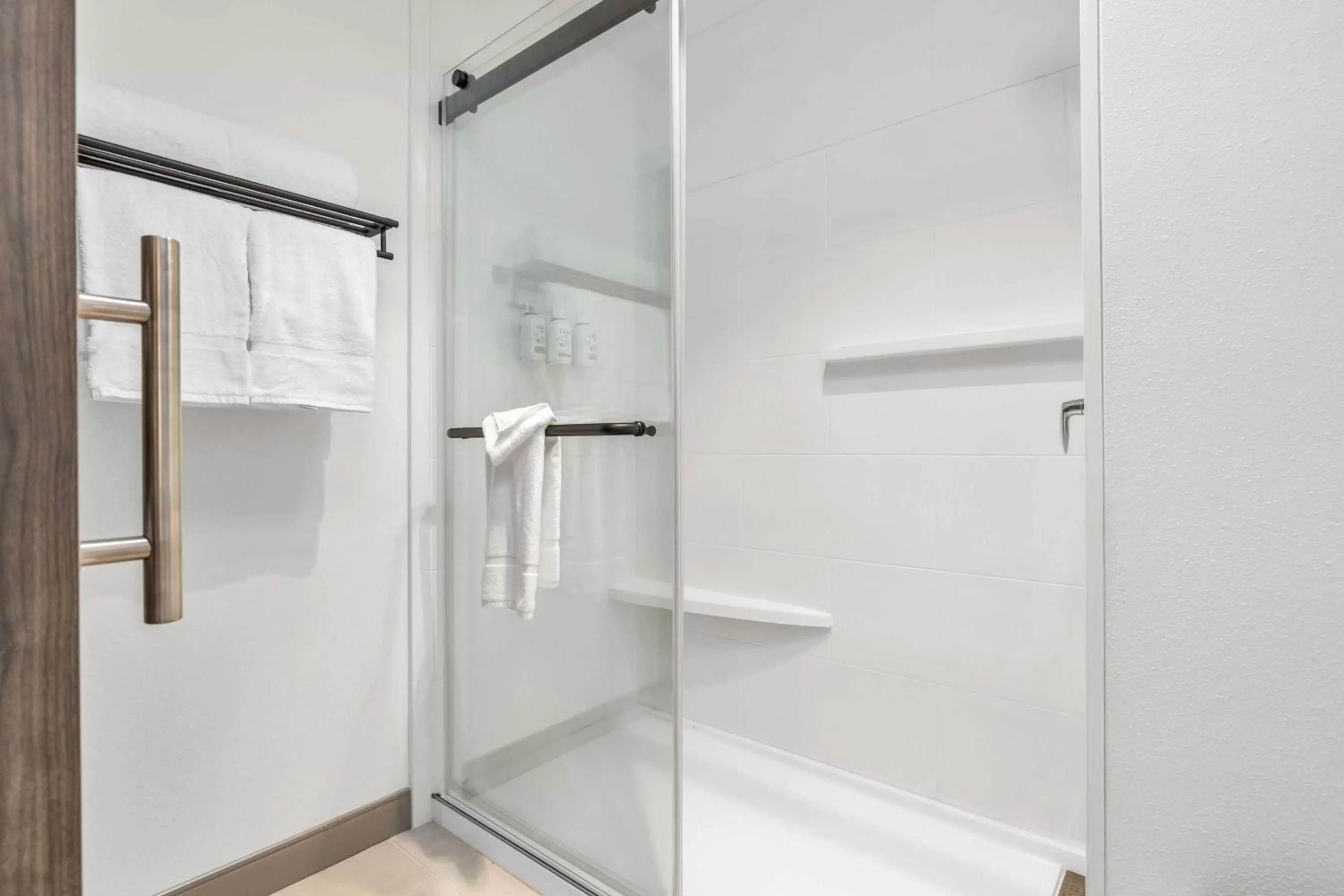 Bathroom in La Quinta Inn & Suites by Wyndham San Jose Airport-Downtown